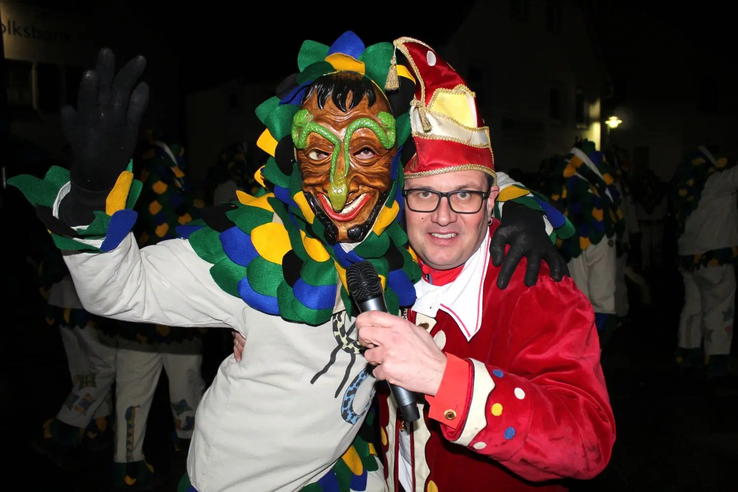 Melchinger Elferrat interviewt einen Wilsinger Narren. „Gefällt’s euch auf unserer Fasnet?“ Freilich! Das Gespräch wurde nach dem Umzug im Festzelt fortgeführt. ⇥