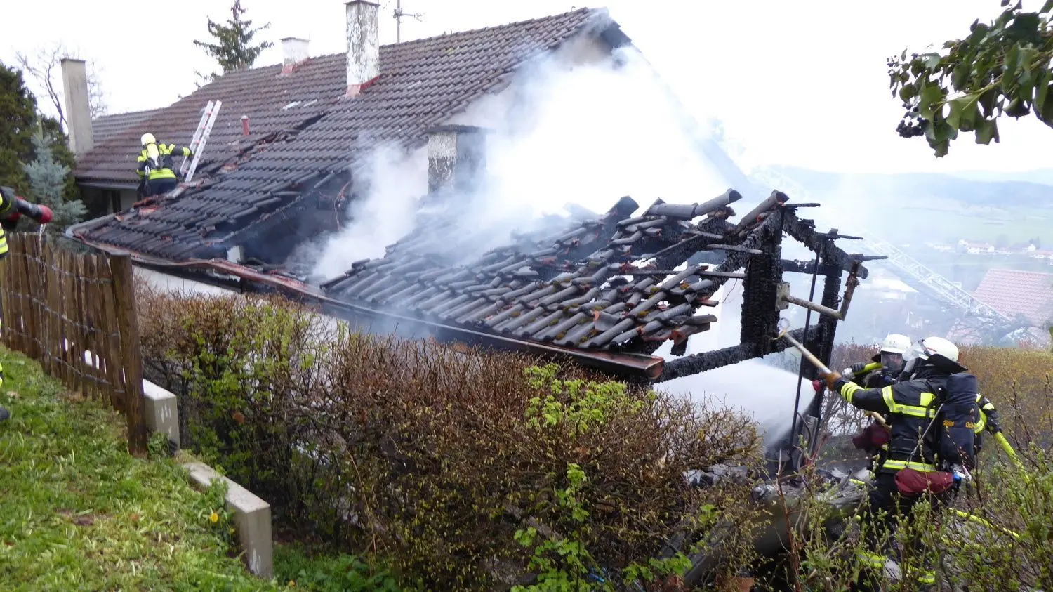 Der Anbau eines Gebäudes in der Stettener Baumäckerstraße ist am Samstagnachmittag in Brand geraten. Trotz des raschen Eingreifens zahlreicher Feuerwehren konnte ein Übergreifen aufs Hauptgebäude nicht gänzlich vermieden werden.⇥