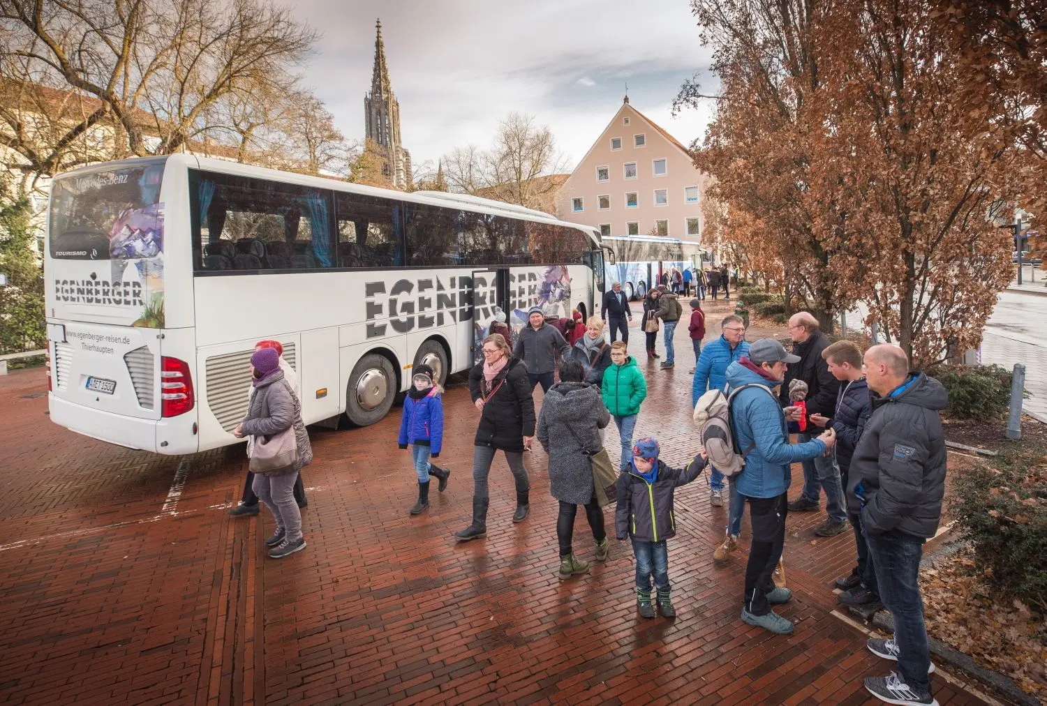 Vom Busparkplatz Glöcklerstraße strömen Busreisende aus den Nachbarländern auf den Ulmer Weihnachtsmarkt. Deutlich weniger als früher, sagen manche auf dem Münsterplatz.