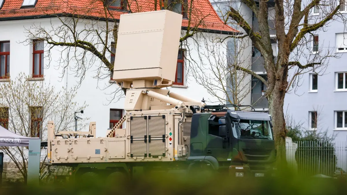 Wird jetzt in großer Stückzahl produziert: Das Hochleistungs-Radar TRML-4D.⇥
Ulm: Bundeskanzler Scholz besucht HENSOLDT Ulm