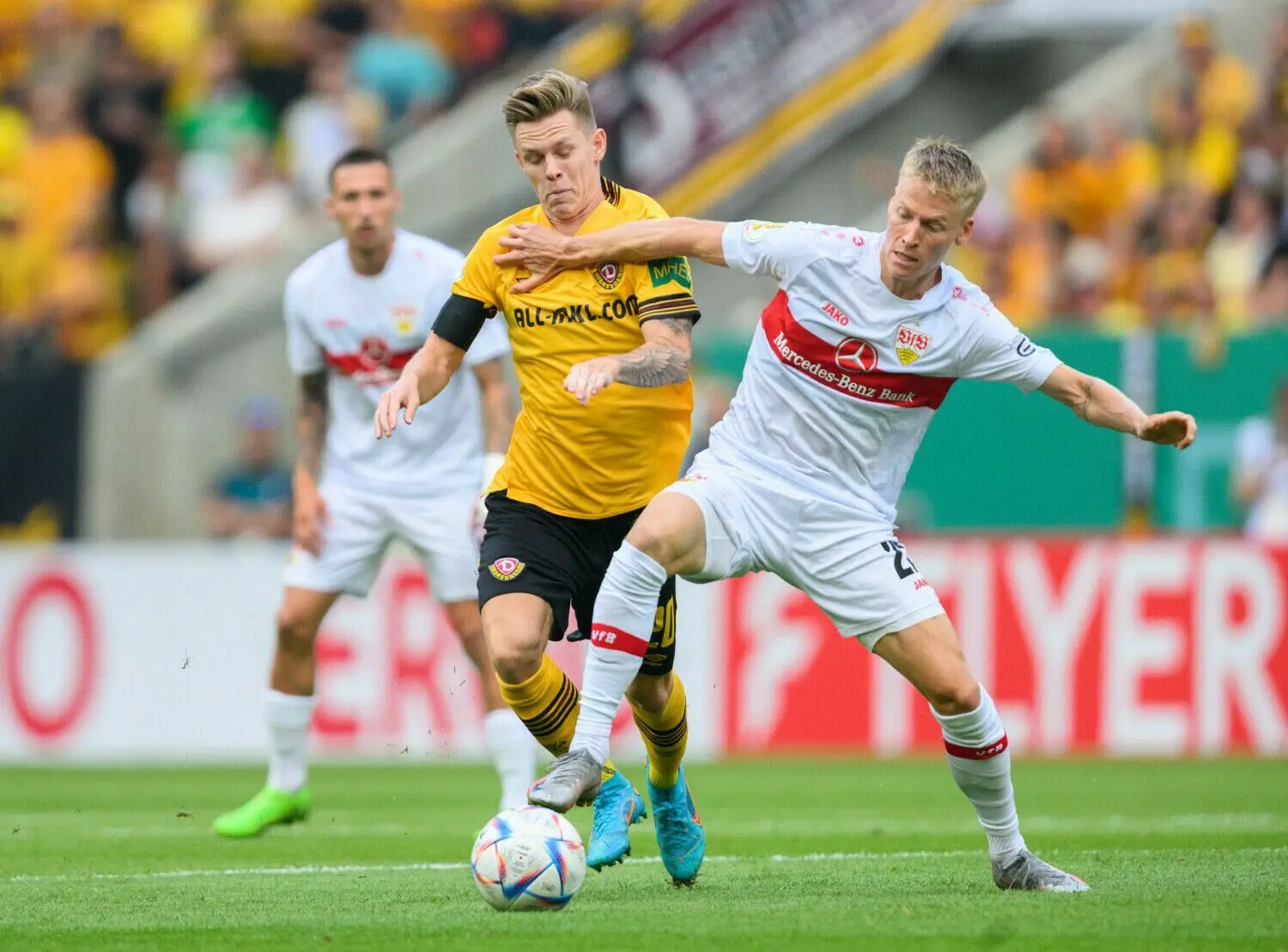 Dynamos Julius Kade (l) gegen Stuttgarts Chris Führich. Alle Infos zur Übertragung der Bundesliga bekommt ihr hier.