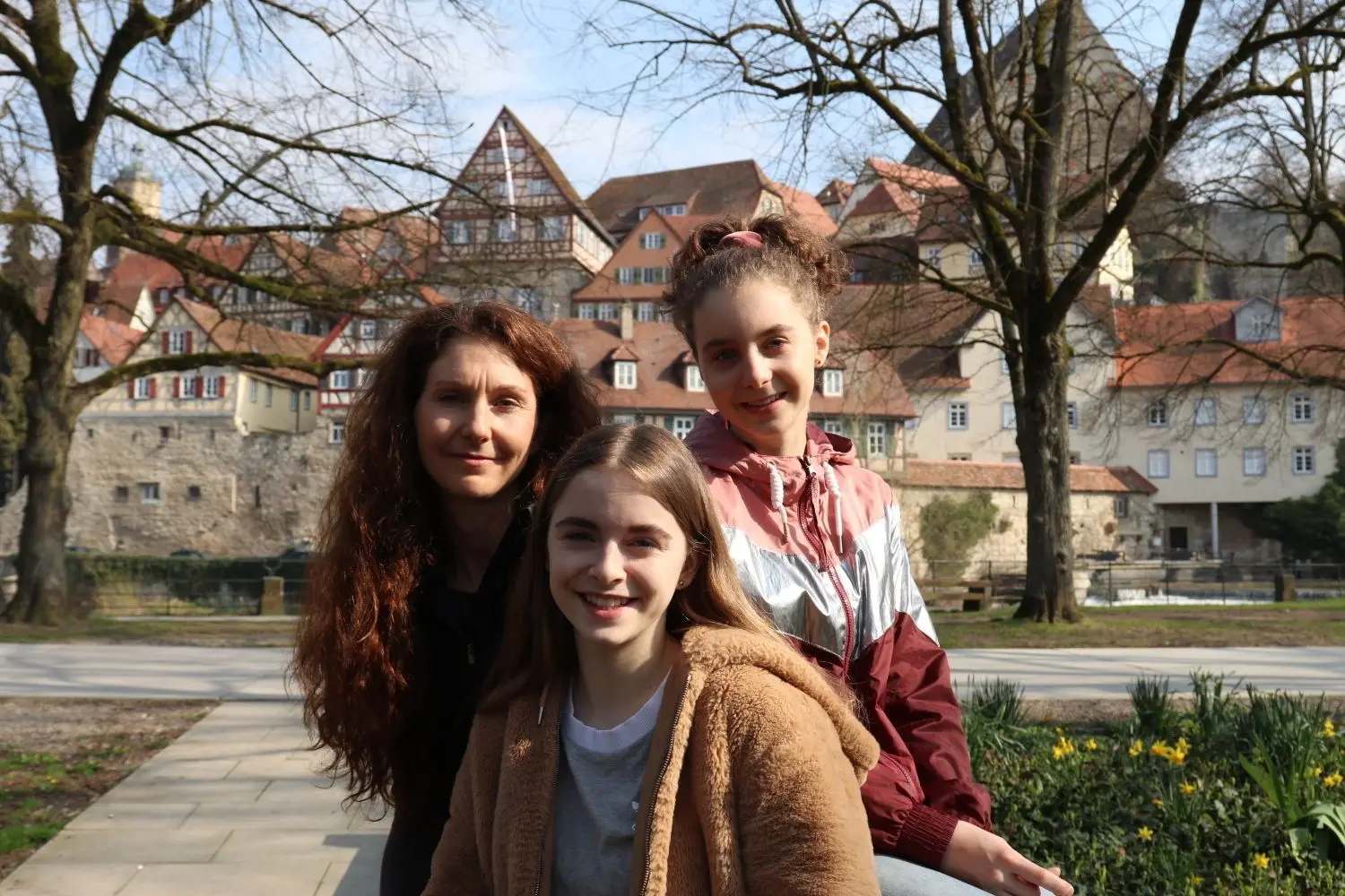 Rosalie Walkowiak (Mitte) mit ihrer Mutter Rahel und Schwester ­Karla. Die ganze Familie hat die 13-Jährige unterstützt. „Wir waren aufgeregter als Rosalie selbst“, sagt ihre Mutter.⇥