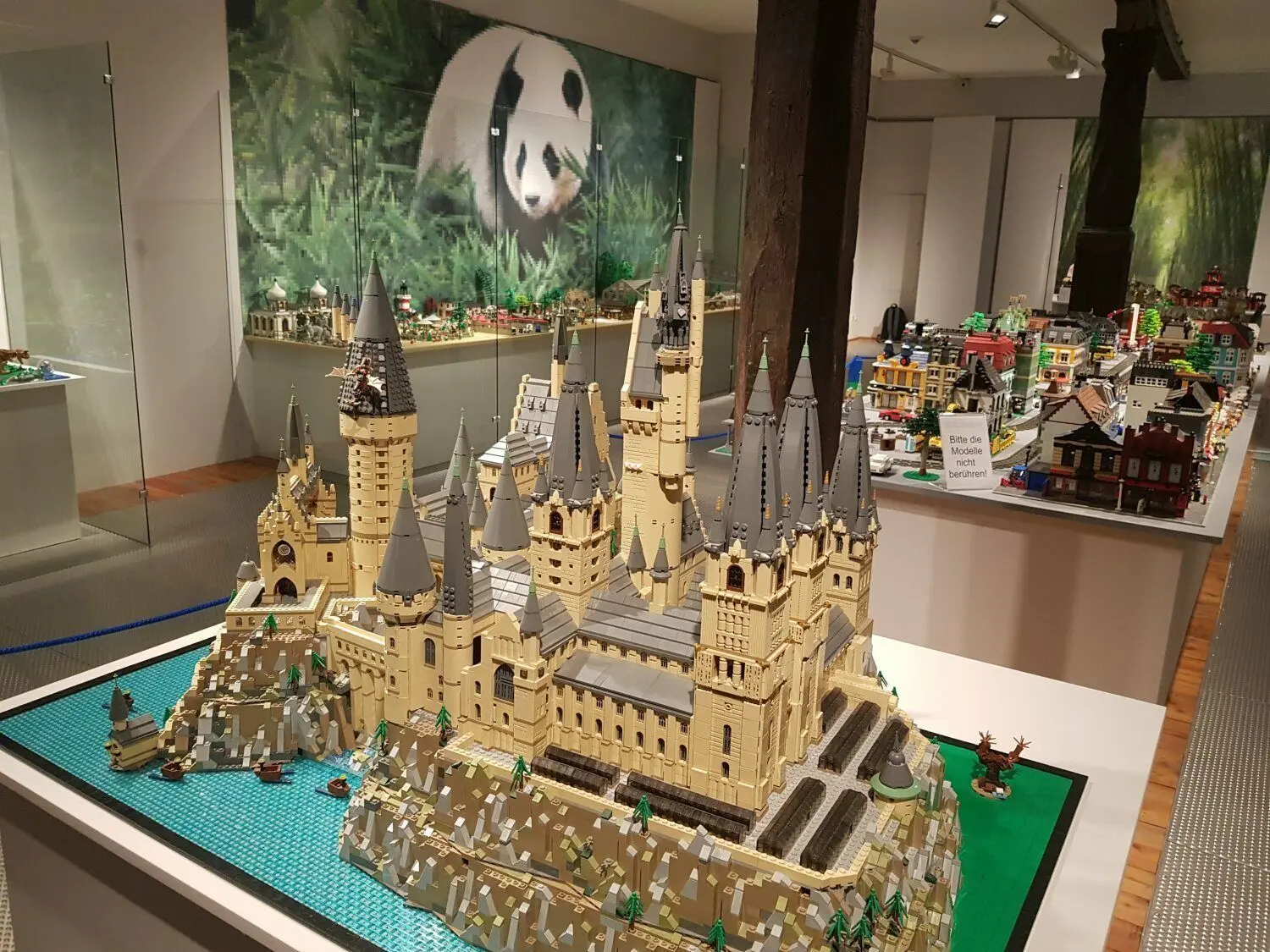 Schloss Hogwarts aus der Harry-Potter-Welt ist eines der beeindruckendsten Modelle bei der Lego-Ausstellung im Heimatmuseum. Viele spannende Details finden sich aber bei allen ausgestellten Lego-Welten.⇥