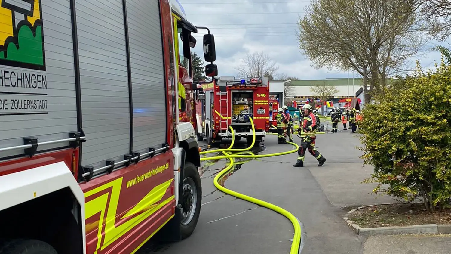 Die Hechinger Feuerwehr beim Löscheinsatz am „Kaufland“ in der Kaullastraße.