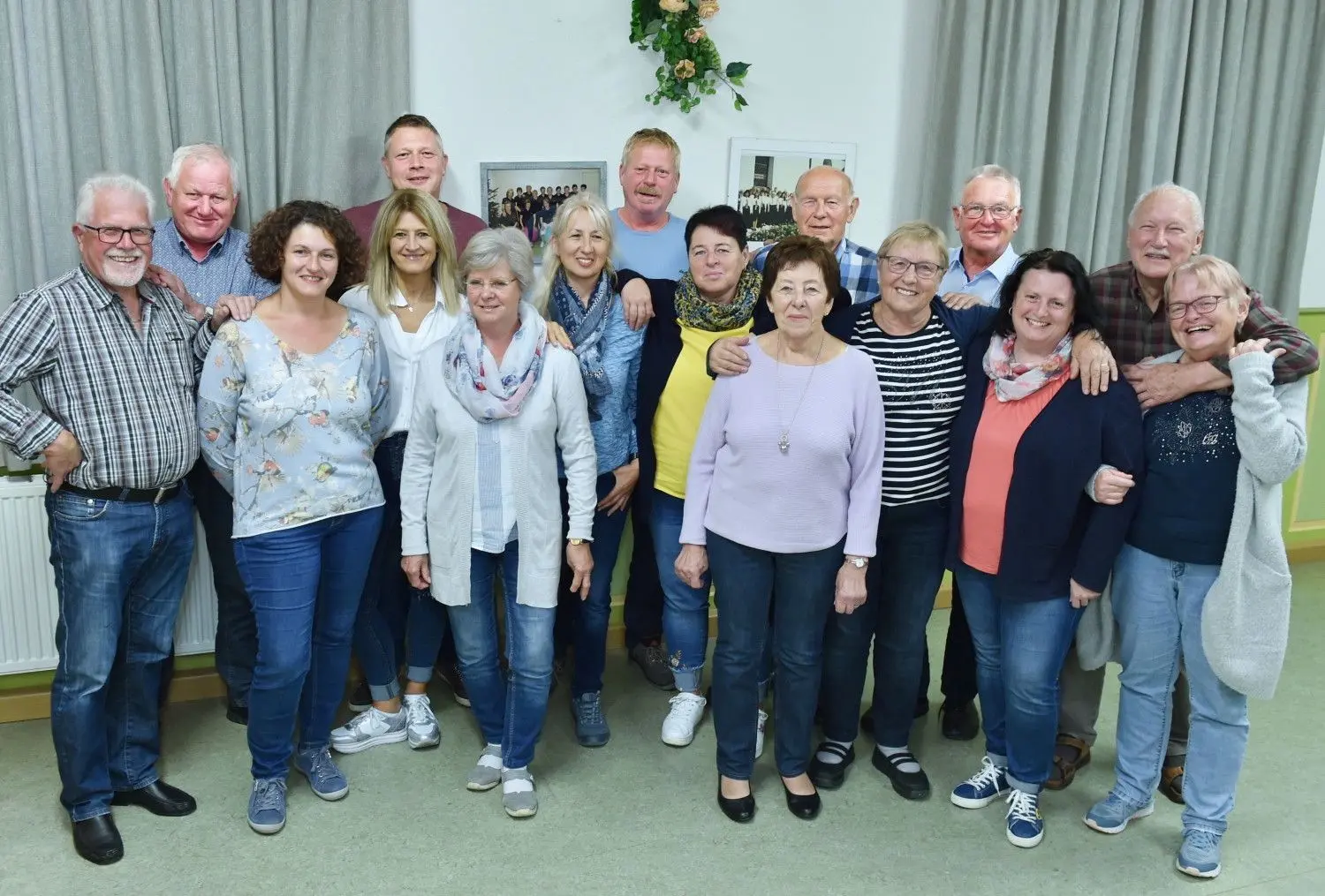 25 Jahre liegen zwischen diesen beiden Bildern: Oben der Kirchenchor Heufelden in aktueller Besetzung mit seinem Leiter Walter Moll (ganz links), darunter der Chor bei der Feier anlässlich seines 75-jährigen Bestehens im Jahr 1994. ⇥