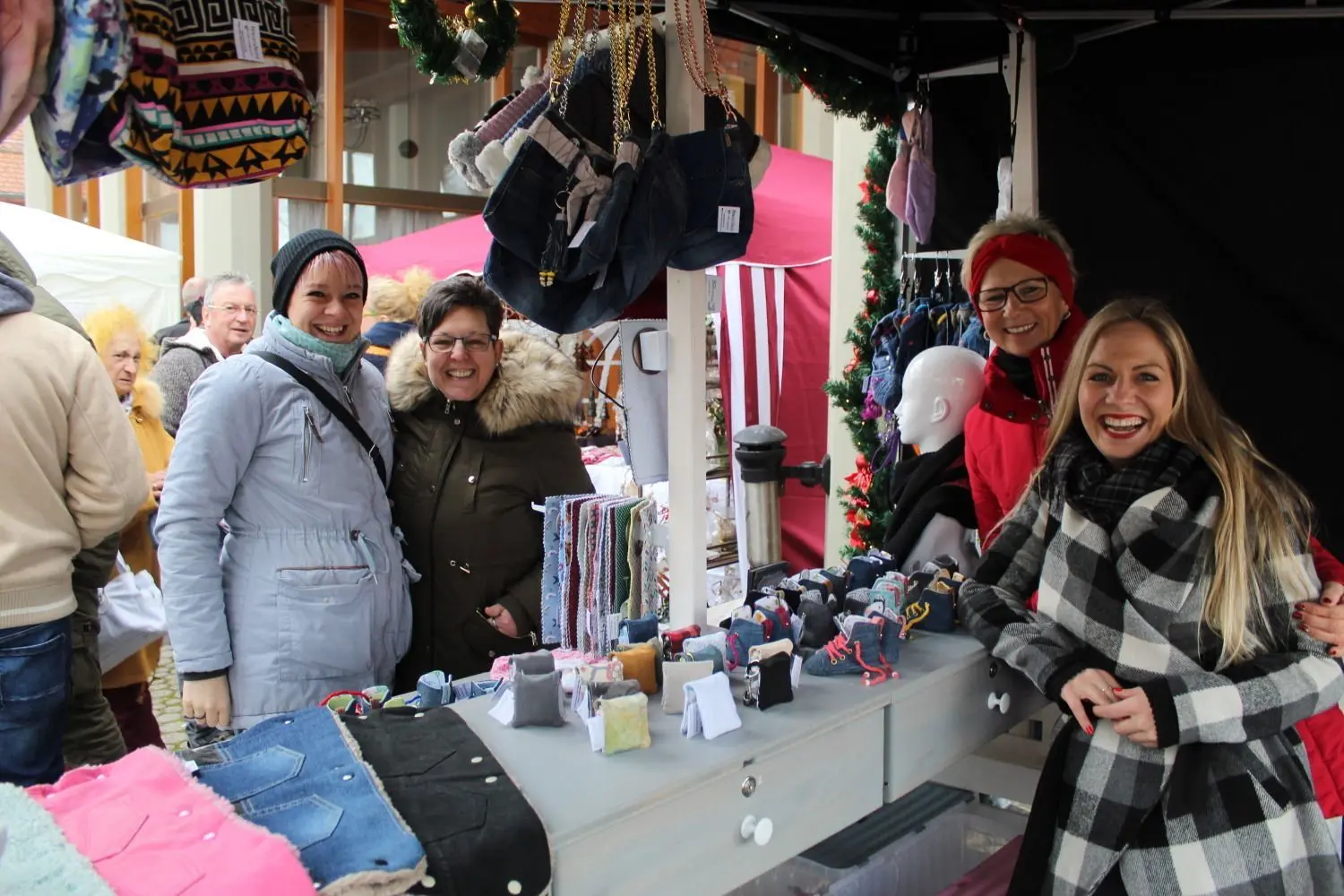 Gute Laune vor und hinter den Standtheken: Das fördert den Verkauf.
