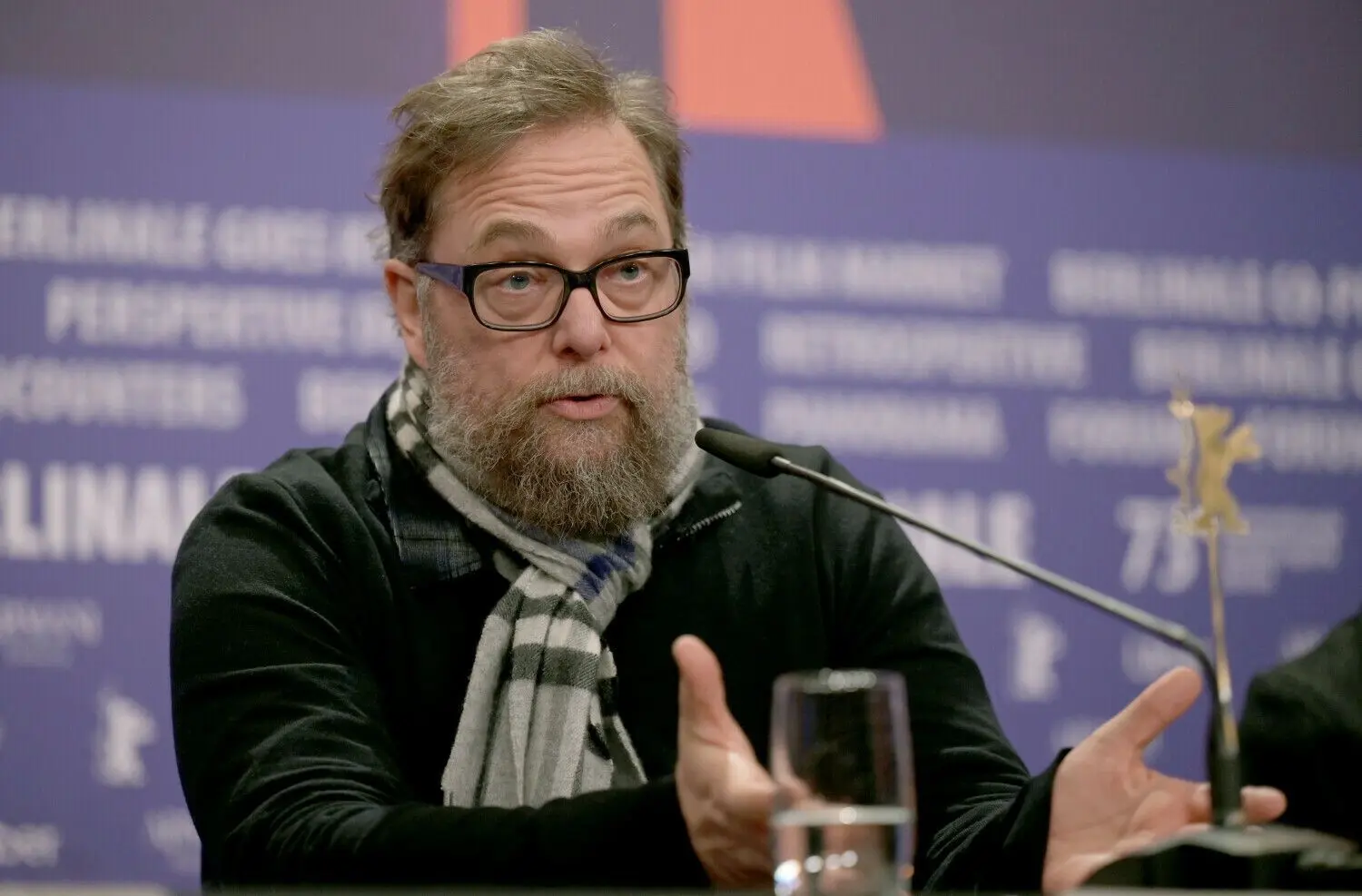 Regisseur Robert Schwentke spricht auf der Pressekonferenz zum Film „Seneca“.