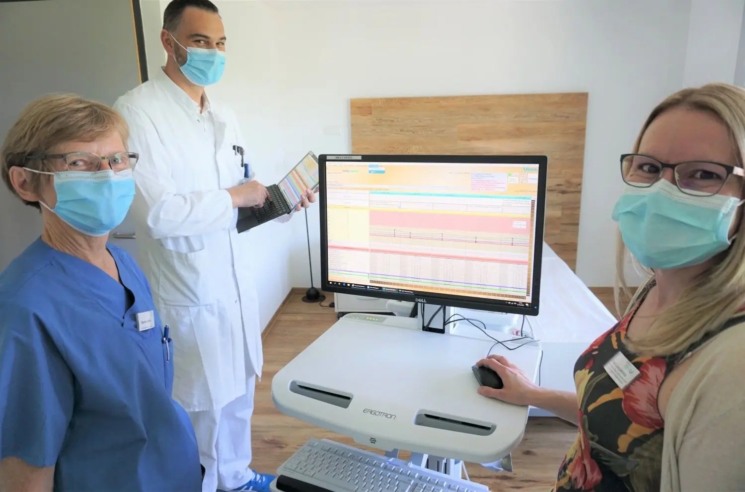 Digitaler Wandel im RKU: v. l. n.r.: Pflegefachkraft Bärbel Miller, Oberarzt Dr. Frank Leucht und Pflegebereichsleiterin Silvana Lamparska rufen die digitale Patientenkurve „VMobil“ auf, um die digitalisierten Patientenakten interdisziplinär zu besprechen.