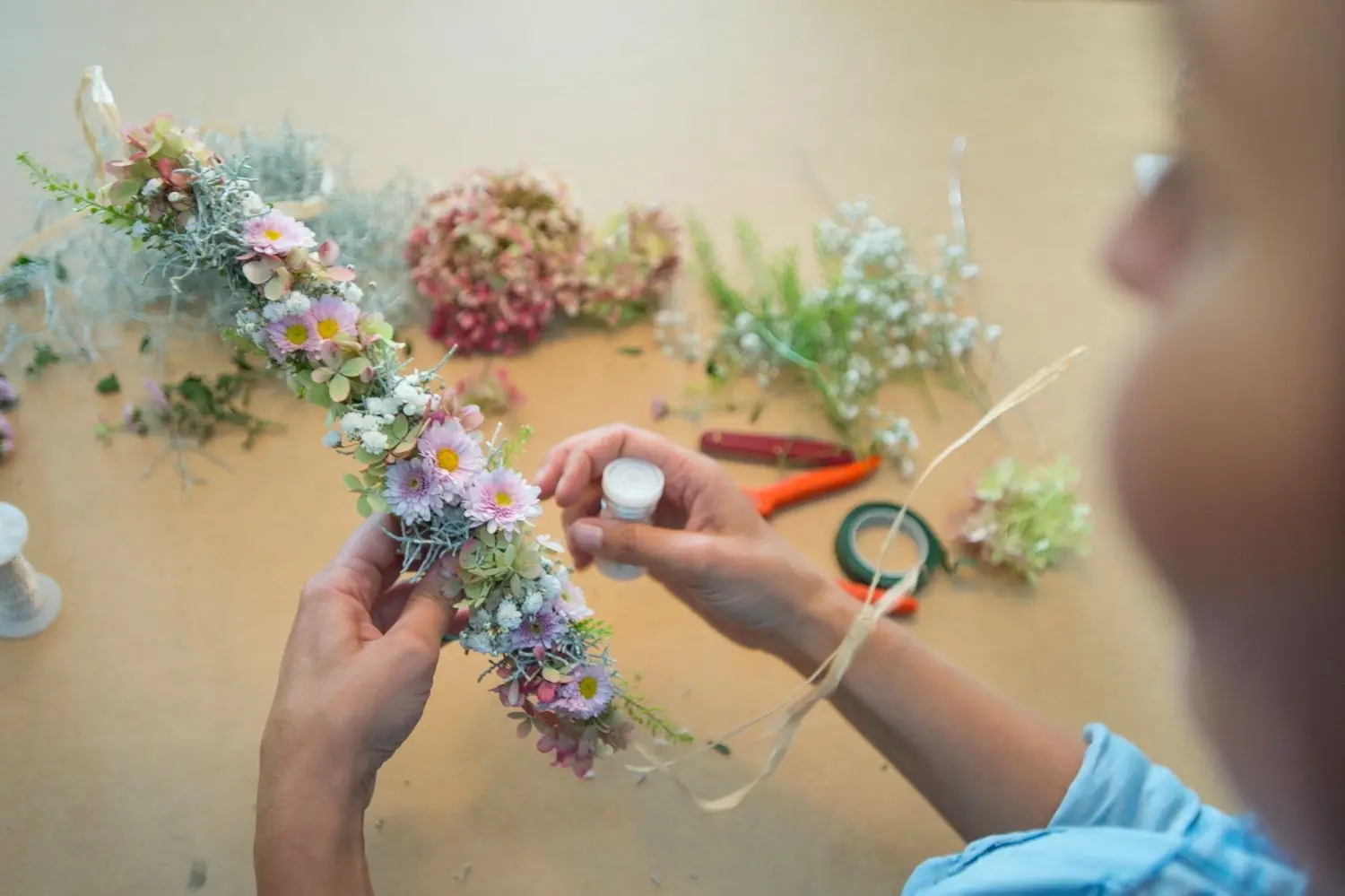 . . . Haarkränze aus regionalen Blumen.