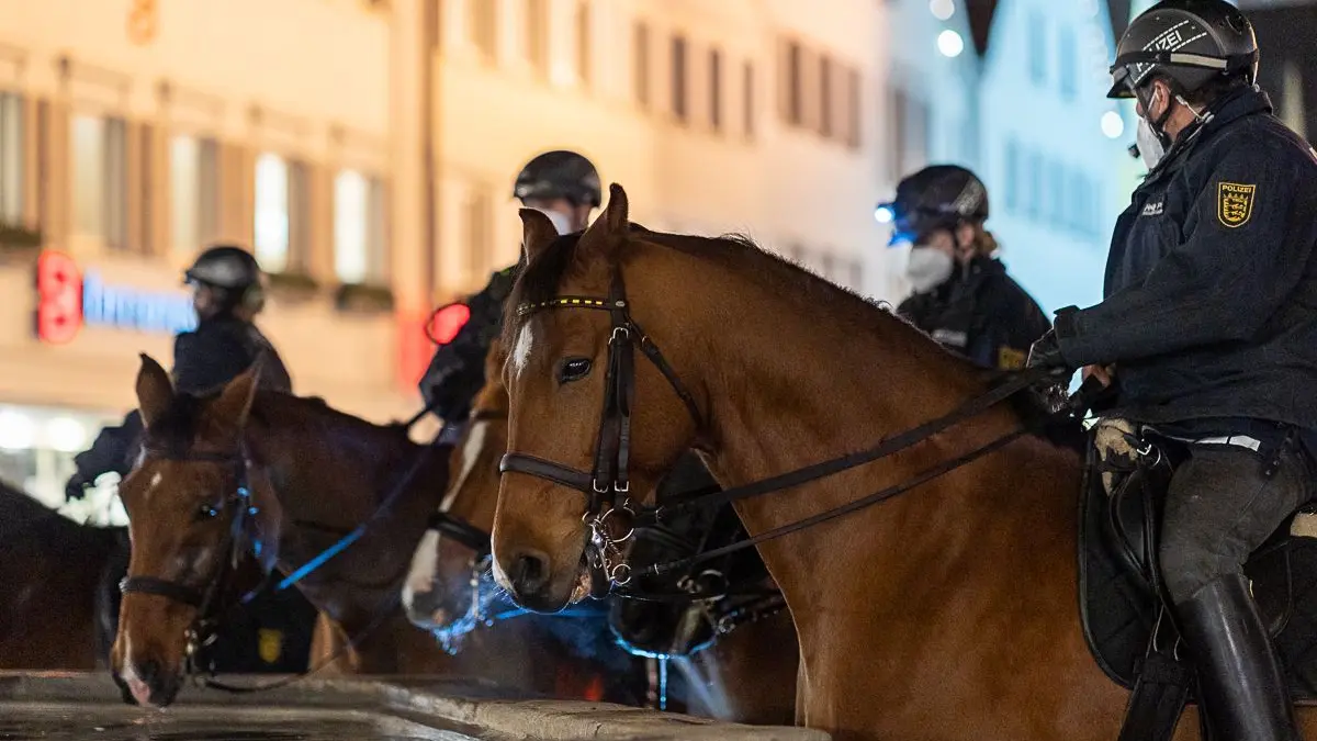 Ein Großaufgebot der Polizei bemühte sich zum Jahreswechsel um die Einhaltung der Corona-Verordnungen in Reutlingen. Zahlreiche Kritiker der Corona-Maßnahmen machten den Beamten, die auch Polizeipferde einsetzten, das Leben schwer. Die Fälle beschäftigen die Justiz noch heute – am Amtsgericht Reutlingen und am Oberlandesgericht Stuttgart.⇥
Polizei Corona-Demo Spaziergang Reutlingen Innenstadt Pferde Polizisten Querdenker