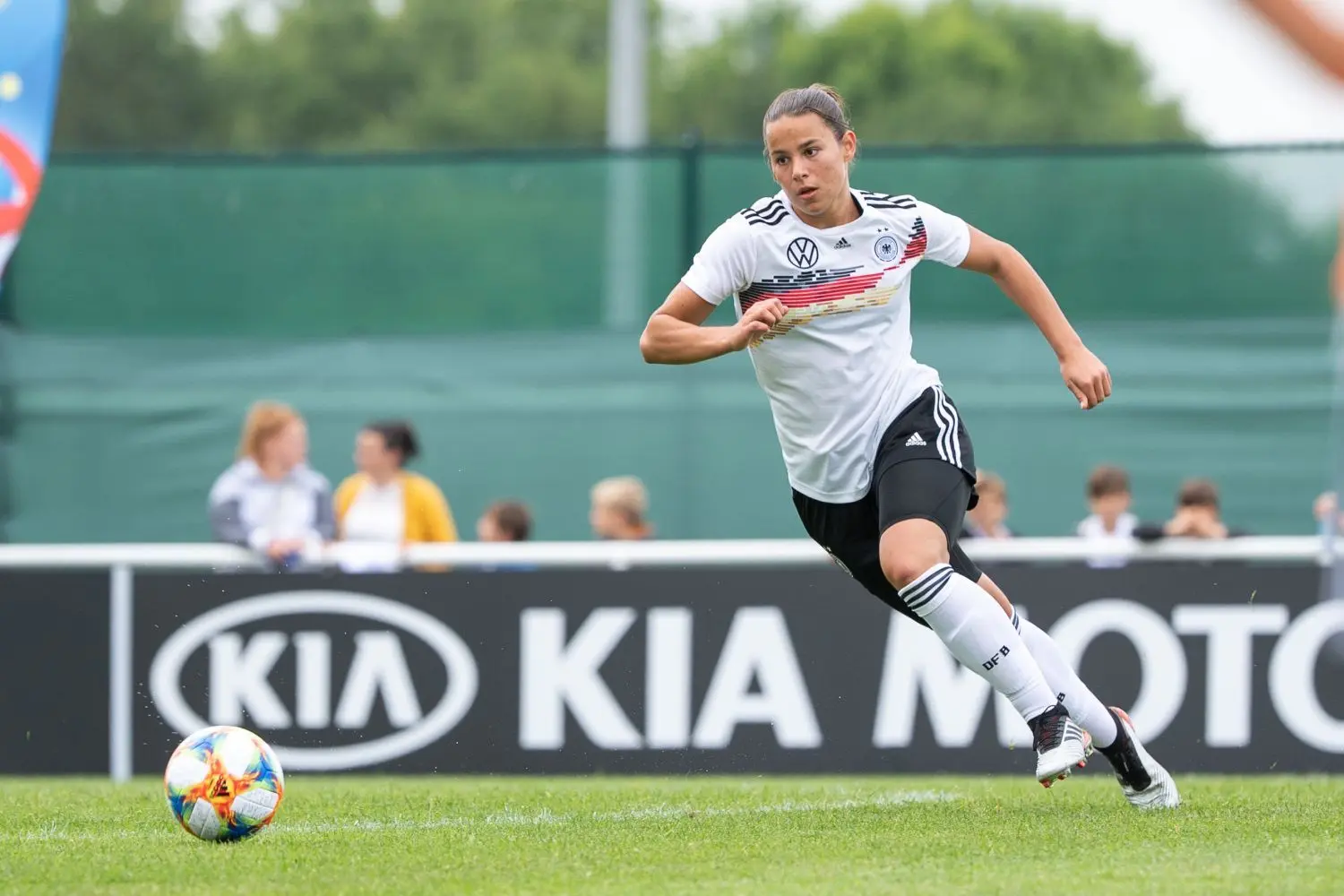 Lena Oberdorf stellt im Spiel gegen Rennes einen neuen Rekord auf: Mit 17 Jahren und 171 Tagen ist sie die jüngste WM-Debütant in der deutschen Nationalmannschaft. Gegen China überzeugt sie mit Ruhe am Ball und ihrer Zweikampfstärke.