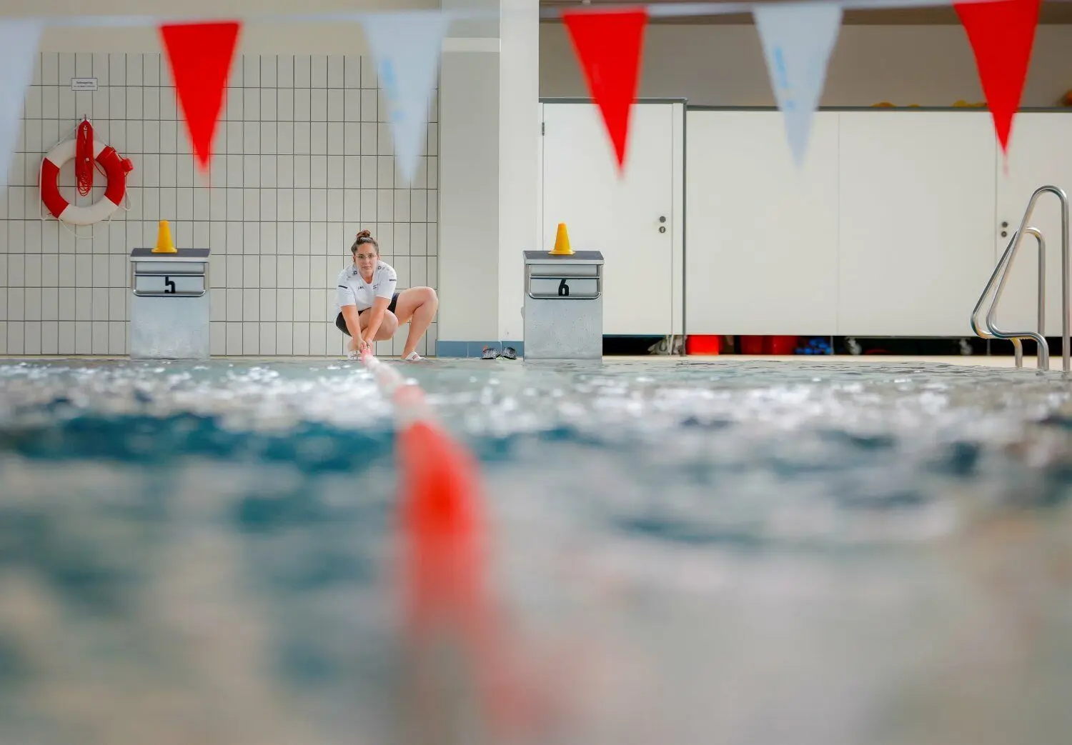 Natalie Mayer arbeitet im Ulmer Westbad. Auch dort sind die Wasser- und Raumtemperaturen gesenkt.