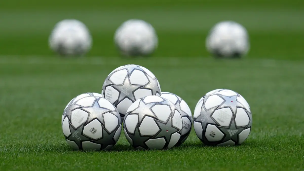 Aufgrund der besseren Tordifferenz wurde der FC Union Frankfurt (Oder) Meister der Fußball-Kreisliga Süd. Doch der am letzten Spieltag überholte FC Eisenhüttenstadt II legt Einspruch dagegen ein.
ARCHIV - 27.05.2022, Frankreich, Paris: Fußball: Champions League, vor dem Finale FC Liverpool - Real Madrid, Training: Spielbälle des UEFA-Champions-League-Finales während einer Trainingseinheit im Stade de France. Auf dem Ball in der Mitte ist das Wort «Peace» zu lesen. Der Spielball beim Champions-League-Finale zwischen dem FC Liverpool und Real Madrid am Samstag soll zu einem Symbol für den Frieden werden. (zu dpa: «Studie: Nach Corona-Tief Europas Fußball-Markt auf Umsatz-Höhenflug») Foto: Nick Potts/PA Wire/dpa +++ dpa-Bildfunk +++