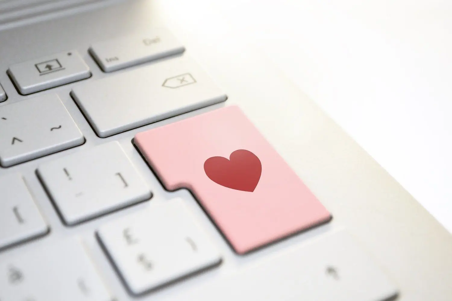 In Corona-Zeiten einen Partner oder eine Partnerin kennen lernen? Mit Online-Dating geht das.