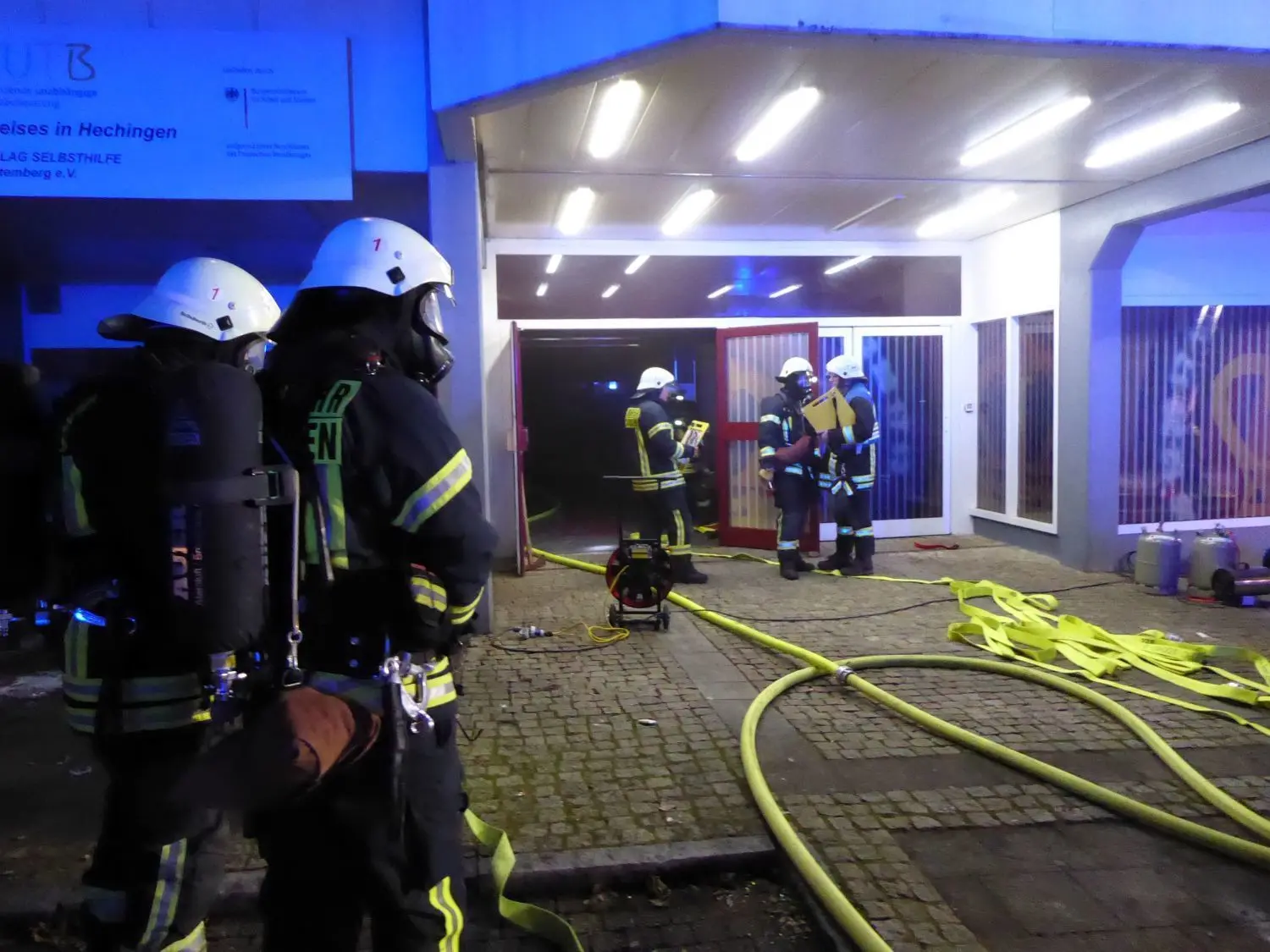Die Atemschutzträger der Feuerwehr Hechingen rückten dem Brand im Untergeschoss des Oldtimermuseums schnell und erfolgreich zu Leibe. ⇥