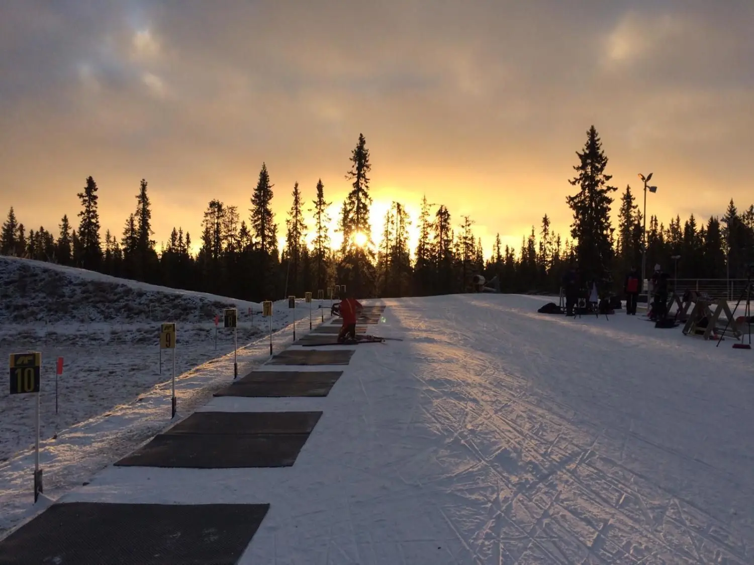 Morgens, wenn über der Biathlonanlage in Sjusjoen die Sonne aufgeht, stehen die ersten Trainingseinheiten an.