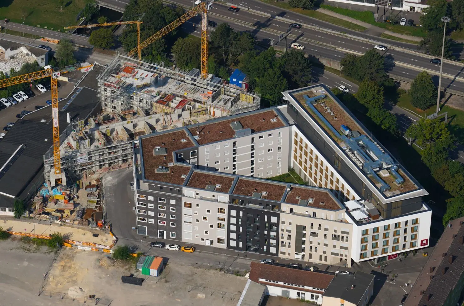 Pro Invest baut im Dichterviertel im zweiten Bauabschnitt 59 Seniorenwohnungen und 111 Microapartments (links), daneben das frühere Autohaus Holbein, rechts das Leonardo-Hotel.⇥