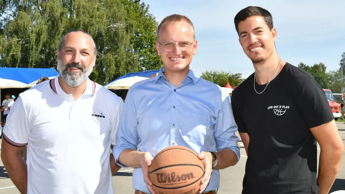 Auch Ehingens Bürgermeister Tobias Huber hat beim Streetball-Turnier vorbeigeschaut, sehr zur Freunde der Organisatoren Felix Pfeifer (r.) und Konstantin Konstantinidis ( l.).
Streetball-Turnier in Ehingen 3.9.2023