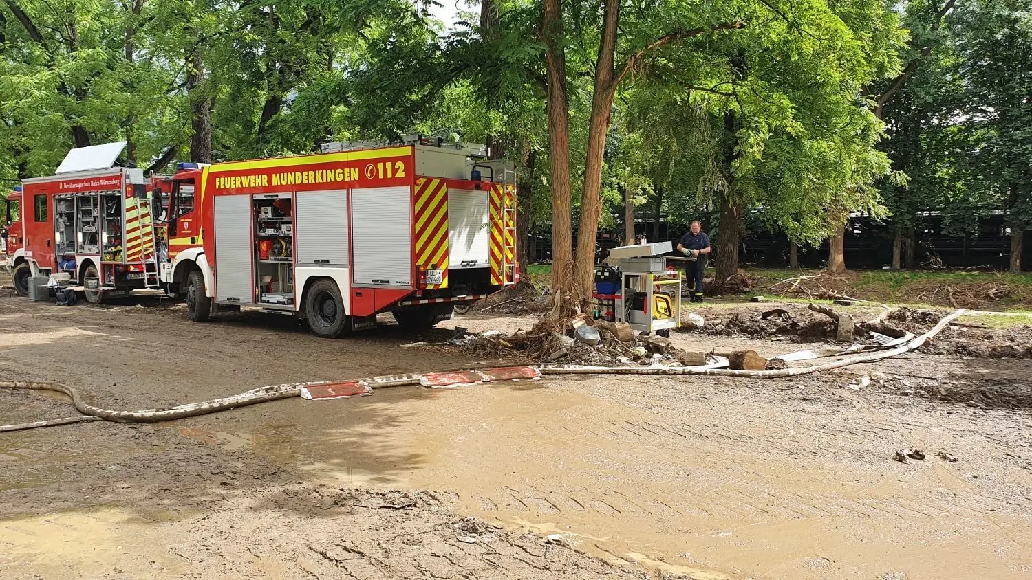 Der Munderkinger Rüstwagen und das Dornstadter Löschfahrzeug an der Einsatzstelle in Bad Neuenahr-Ahrweiler. Noch immer sind die Straßen vom Schlamm überzogen.