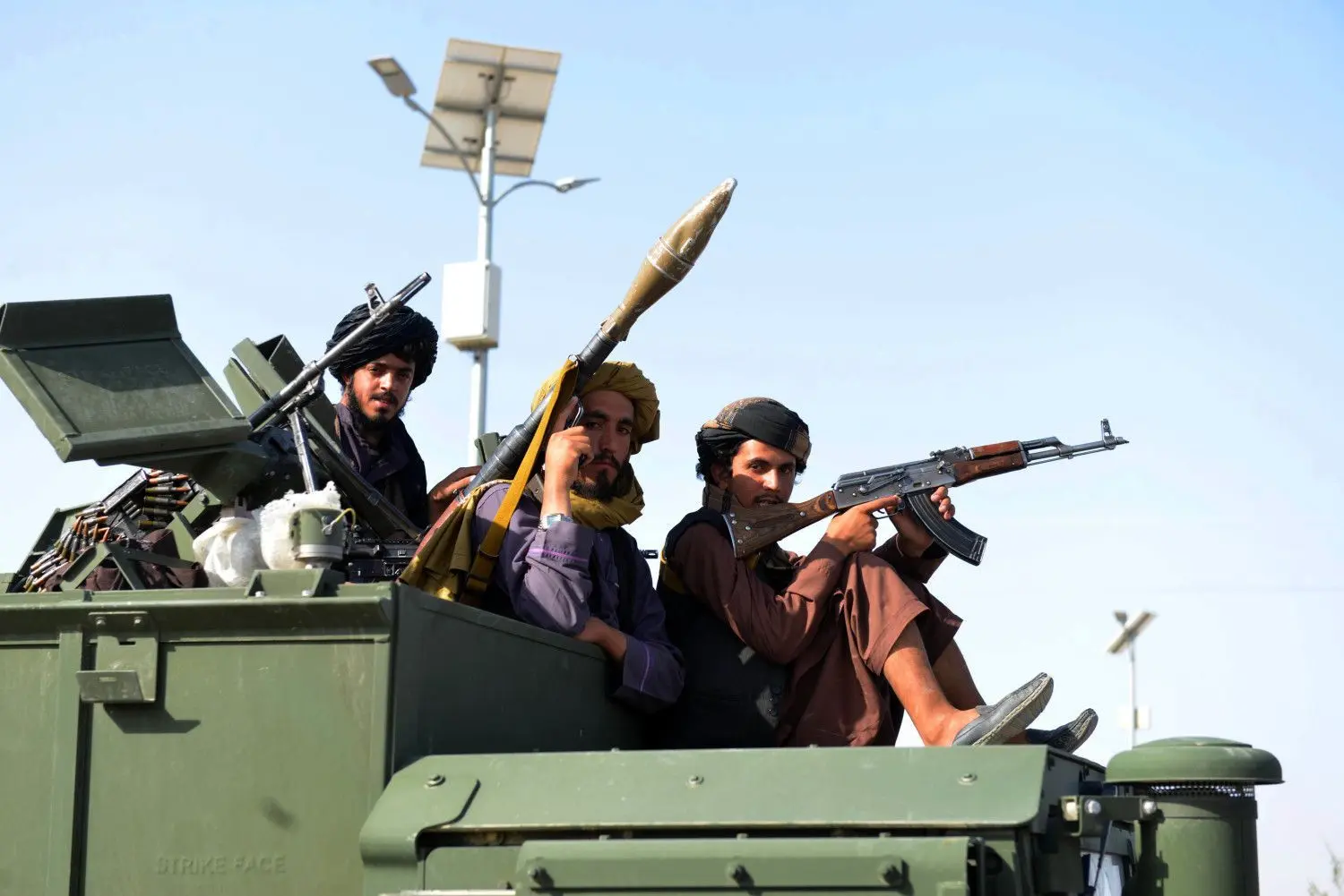 Bewaffnete Taliban-Kämpfer in Kandahar: Sie erwecken einen deutlich militanteren Eindruck als Suhail Shaheen, einer ihrer Sprecher, der in Doha war.⇥