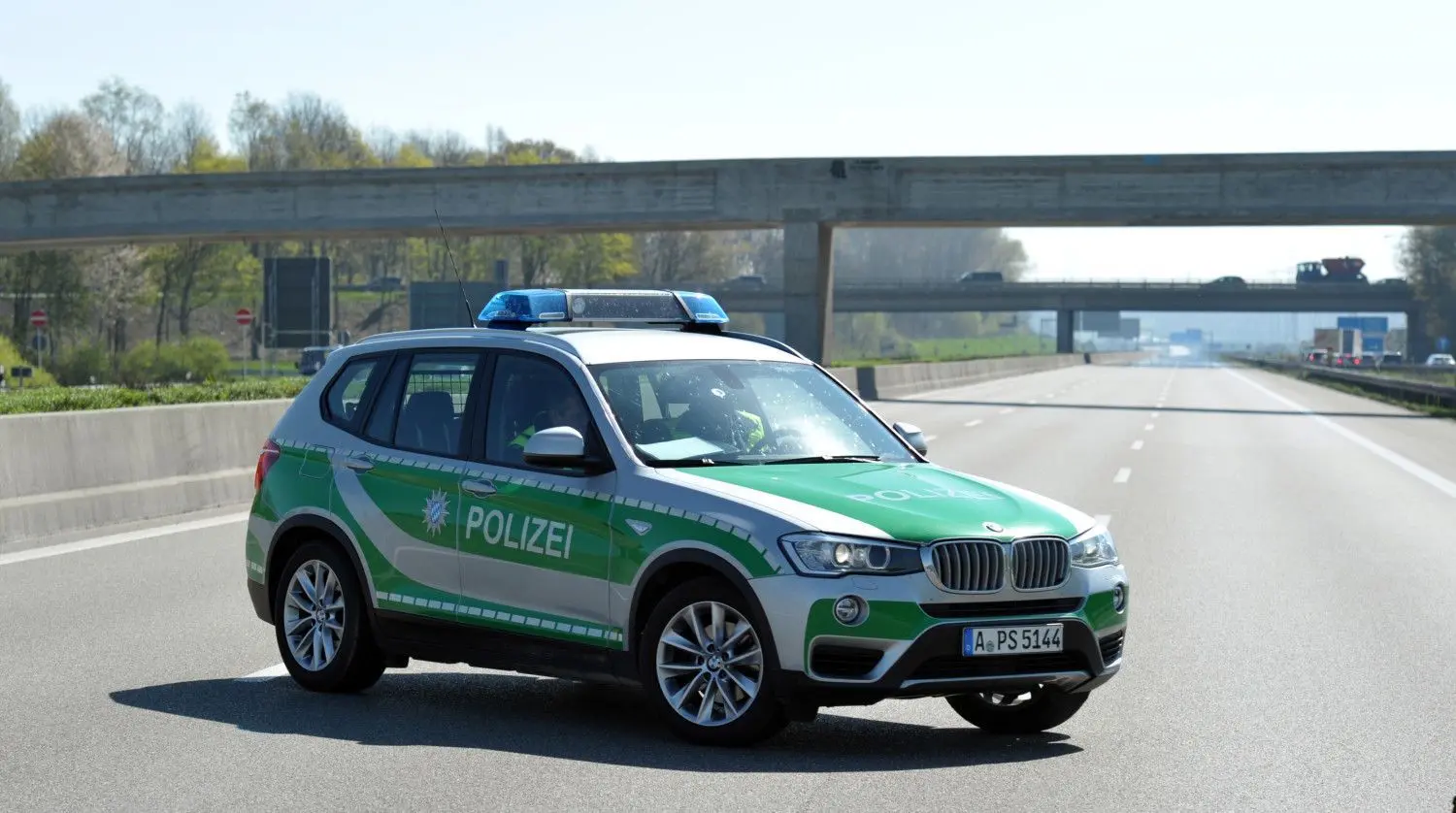Ein Polizeifahrzeug sperrt die Autobahn A8. Für eine Bombenentschärfung wird die Fernstraße zwischen den Anschlussstellen Augsburg-Ost und Dasing in beide Richtungen gesperrt.