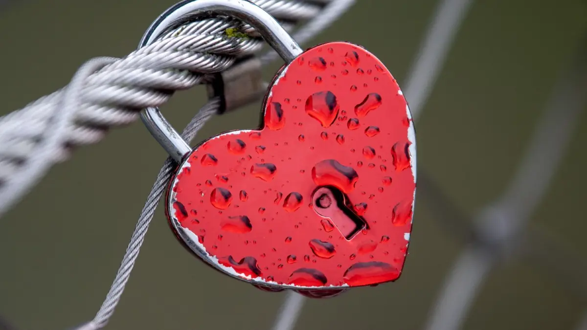 Das Tageshoroskop für den heutigen Freitag, 29. Dezember 2023, gibt es hier. Wie stehen die Sterne in Sachen Liebe?
Ein sogenanntes "Liebesschloss" in Herzform hängt am Geländer einer Brücke in der Innenstadt. Das Statistische Bundesamt veröffentlicht am 11.08.2021 Zahlen zu Ehescheidungen im Jahr 2020. +++ dpa-Bildfunk +++