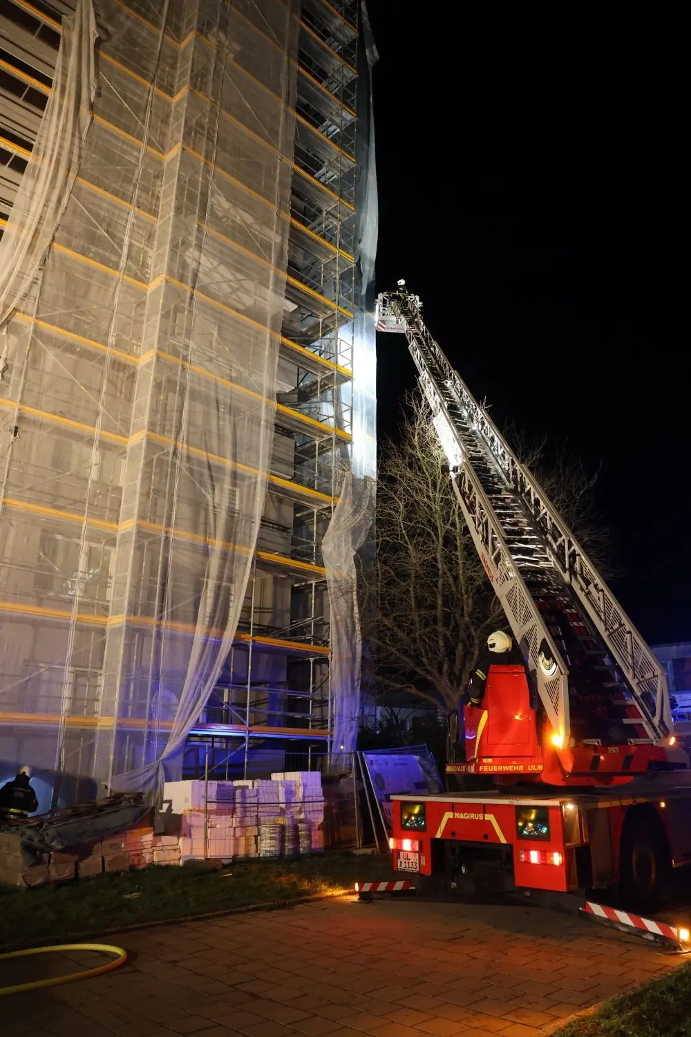 Bei dem Feuerwehreinsatz kam eine Drehleiter zum Einsatz.