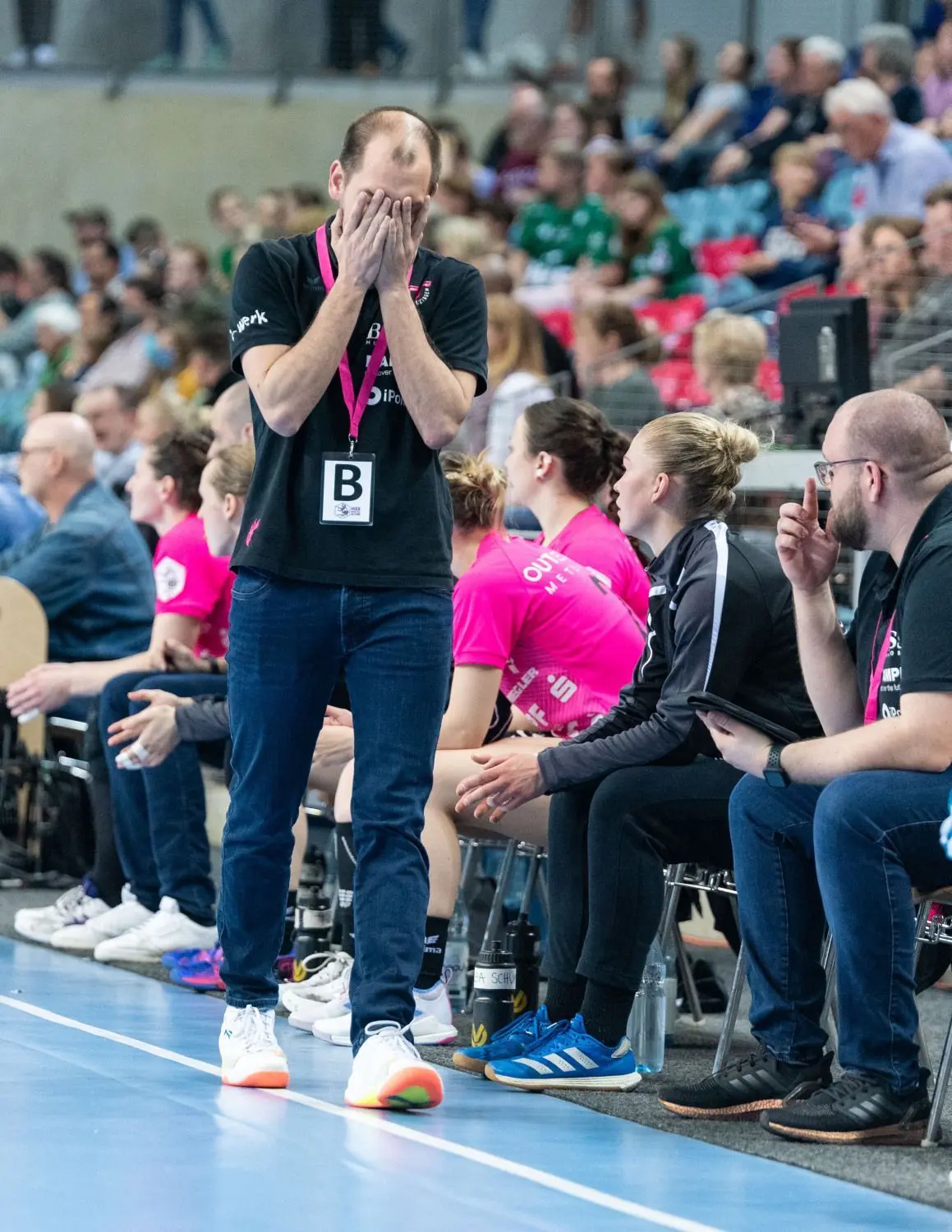 Ein Trainer hat es nicht immer leicht. Werner Bösch leidet hier am Rande des Spiels seiner TusSies beim VfL Oldenburg, das für ihn und seine Mädels nicht gut ausging. ⇥