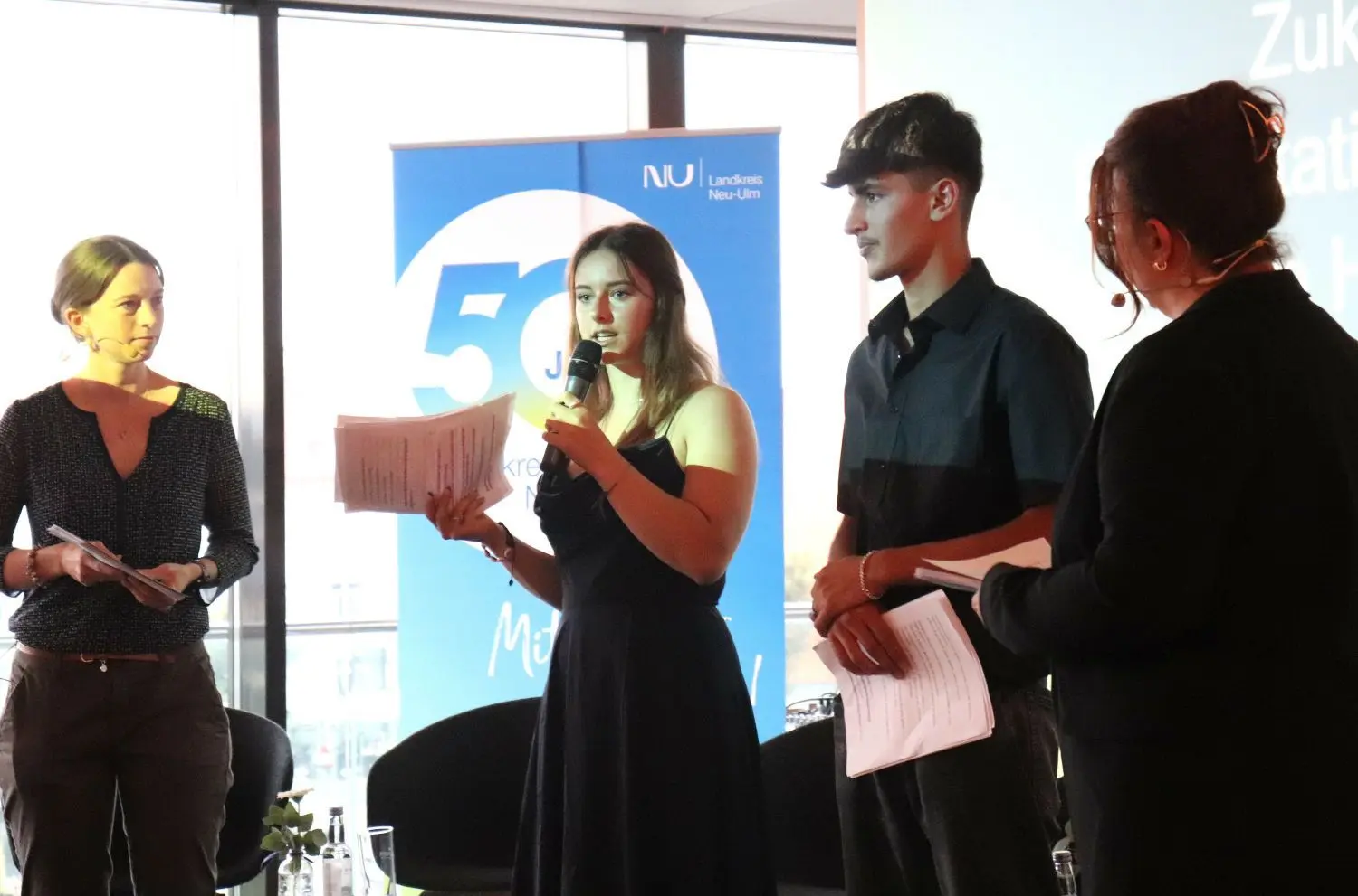 Romy Paul und Jwan Khalil tragen Ergebnis aus dem Hip-Hop-Workshop vor. ⇥