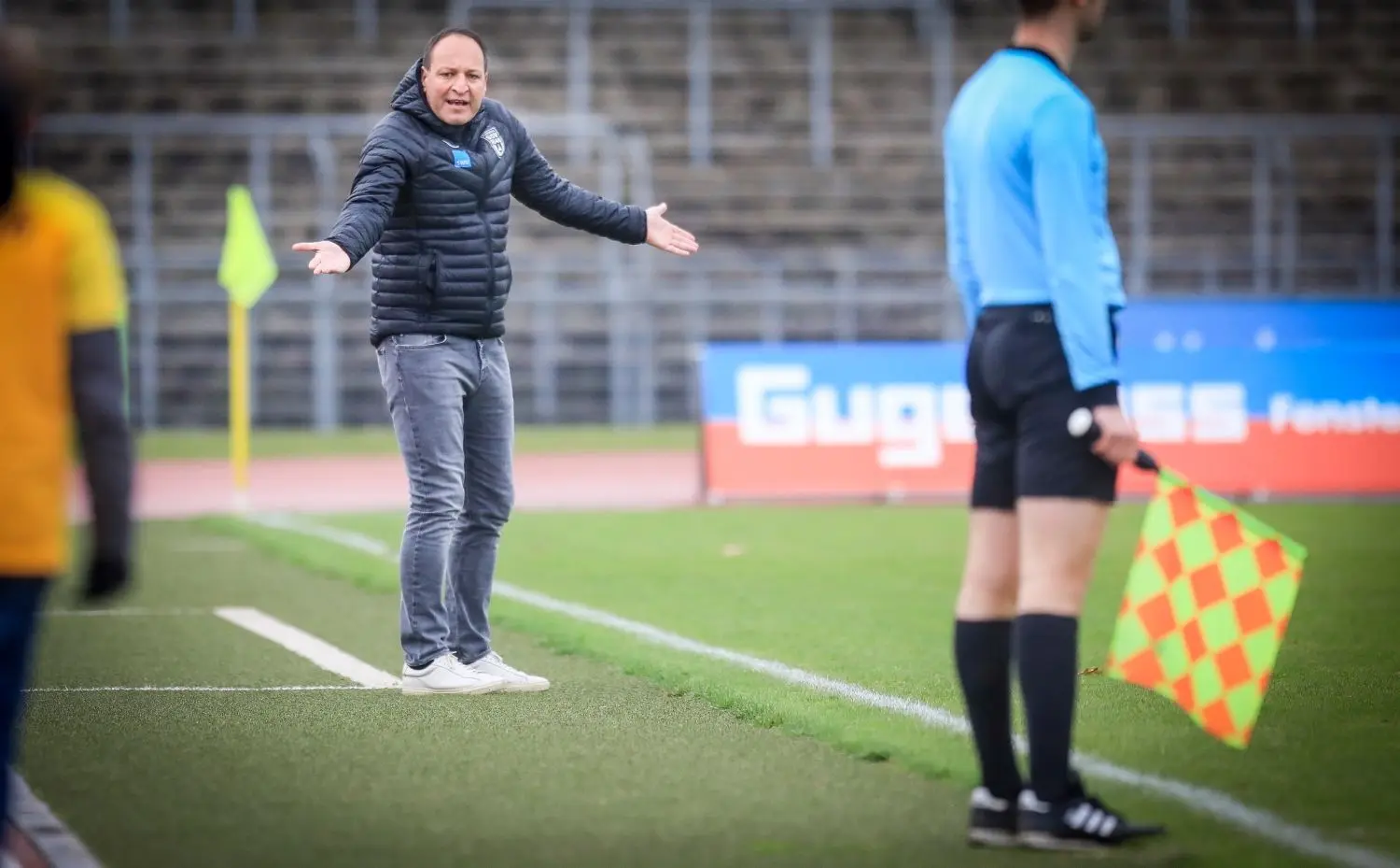 Beschäftigte sich neben seinen Spielern auch mit dem Schiedsrichter-Assistenten: Ulms Trainer Holger Bachthaler.