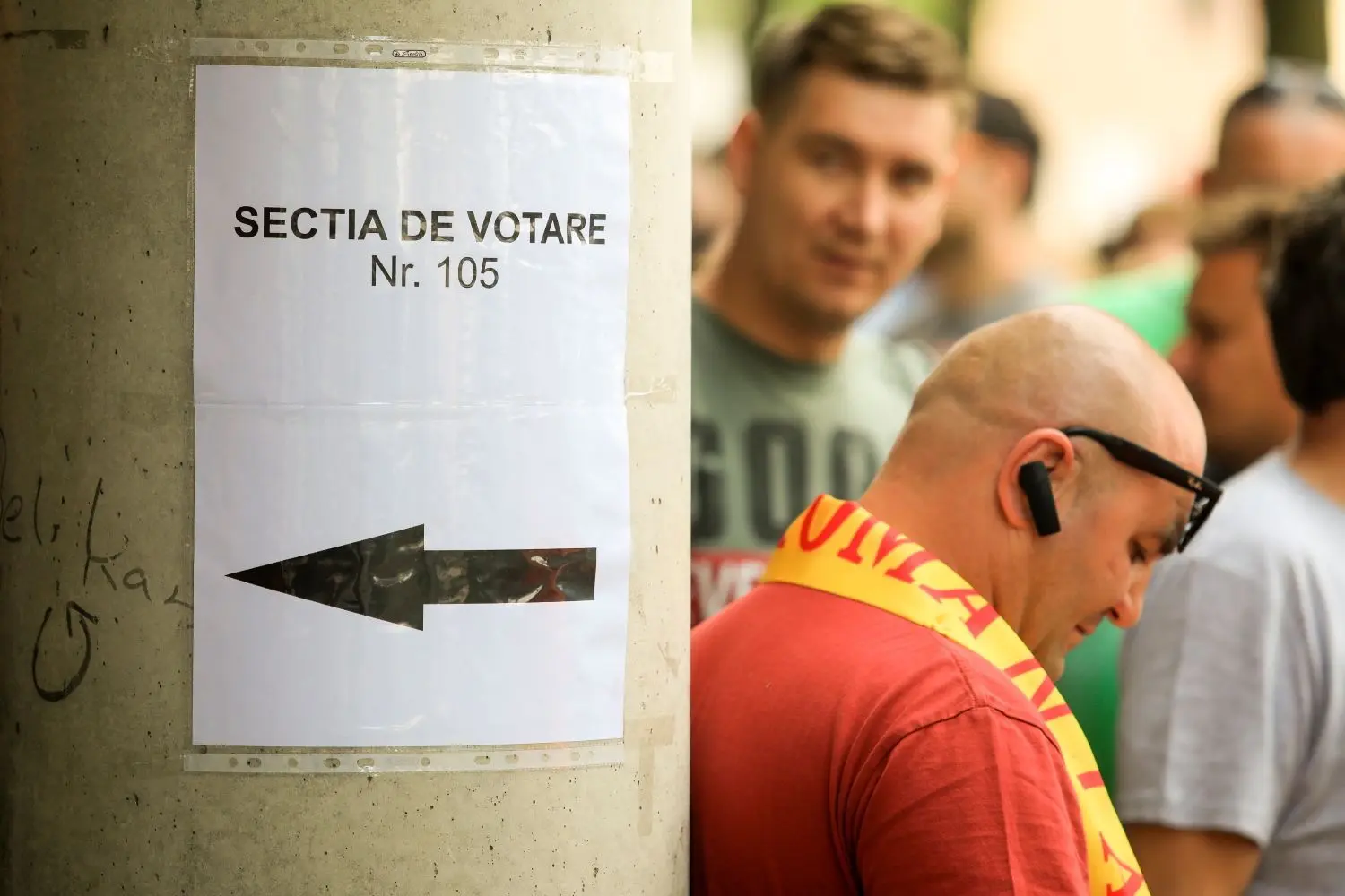 Vor dem Wahllokal im Ulmer Kepler Gymnasium hat sich momentan ein Menschenauflauf gebildet. Offenbar sind rumänische Wähler sauer über die langen Wartezeiten.