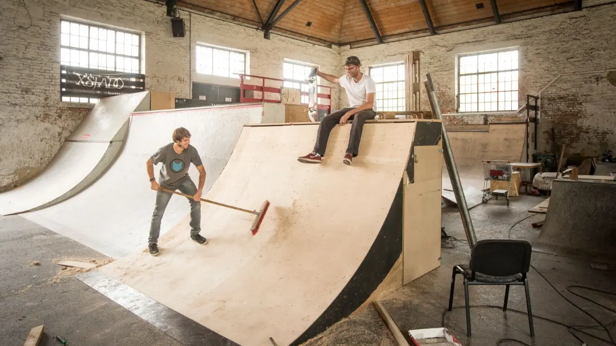 Jedes Jahr einmal wird die Skaterhalle in der Oberen Donaubastion – wie hier im Juli 2017 – umgebaut, damit die Pipes interessant und herausfordernd bleiben.
Die Ulmer Skaterhalle (Reithalle am Roxy) wird jedes Jahr umgebaut, damit die Pipes interessant und herausfordernd bleiben. Das machen die Skater unter der Aufsicht des Stadtjugendrings