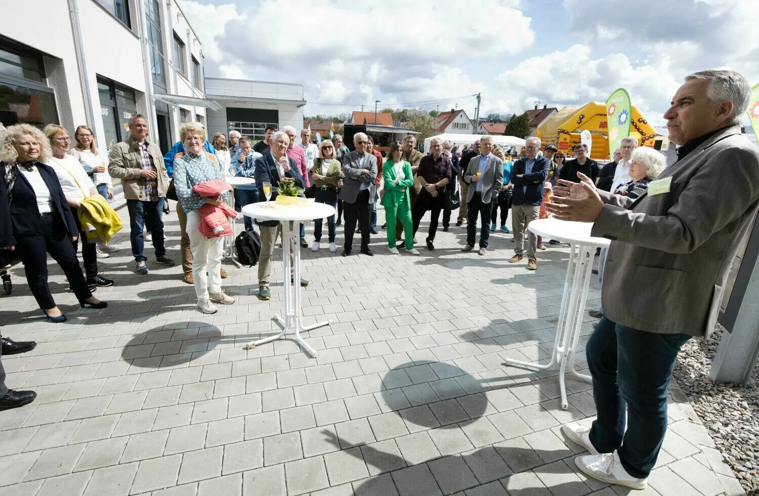Die Lebenshilfe Zollernalb hat in der Hechinger Unterstadt den Martinshof eingeweiht. Geschäftsführer Holger Klein (rechts) heiß zum Tag der offenen Tür zahlreiche Gäste willkommen.⇥