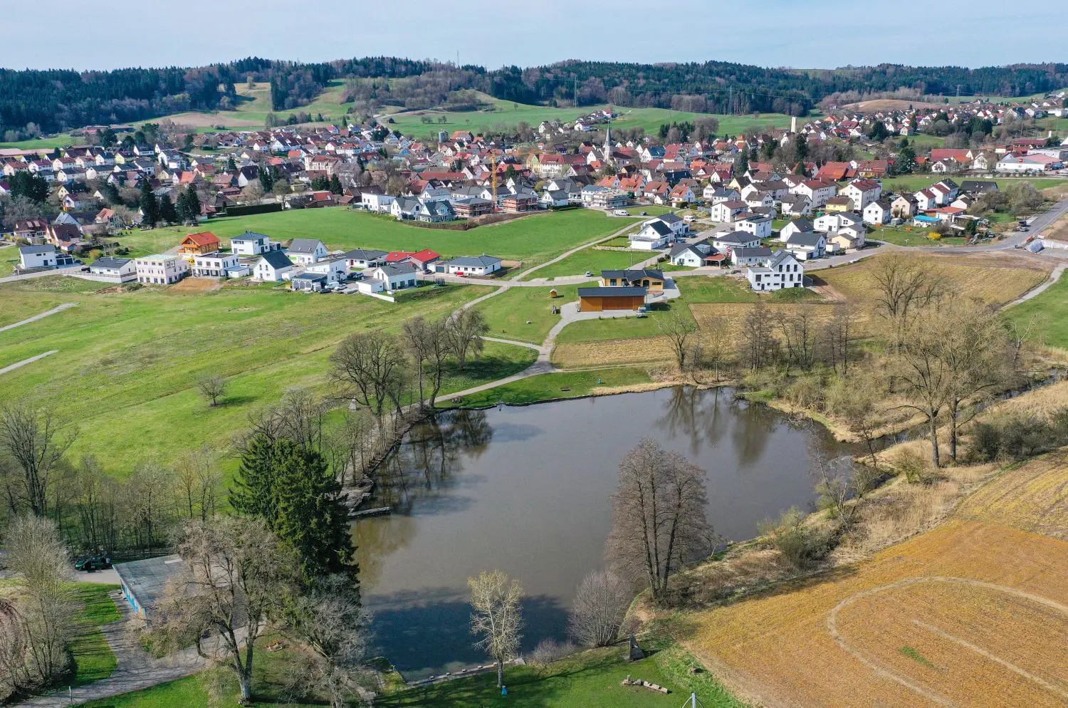 Am Badsee in Gschwend entsteht ein Neubaugebiet. Die Erschließung des zweiten Abschnitts ist abgeschlossen. 2023 geht‘s mit dem dritten weiter.⇥