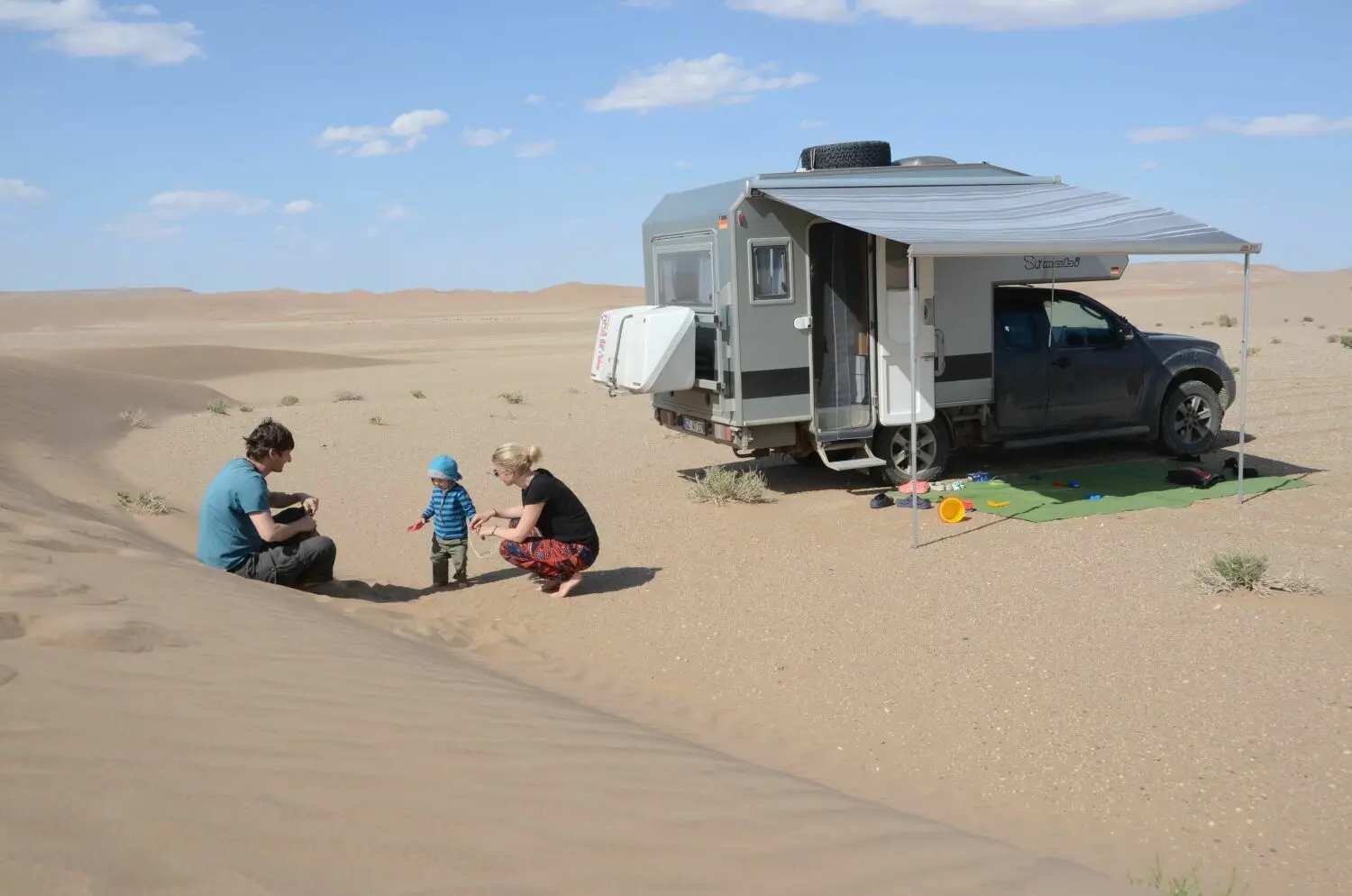 Steckengeblieben in der Wüste Gobi bei 40 Grad Celsius. Es galt für alle, die Nerven zu bewahren. Nach acht Stunden hatte Tobi van Deisen den Wagen freigeschaufelt.