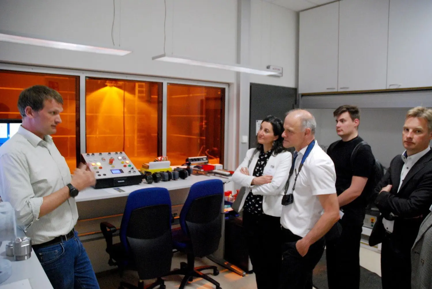Konrad Gusenbauer (links) stellte Anna Deparnay-Grunenberg und Thomas Poreski (vorne) das Messlabor vor, in welchem die Sprühbilder der Düsen per Laser gescannt und untersucht werden. Die Anlage ermöglicht einen Durchfluss von bis zu 6000 Litern pro Minute.