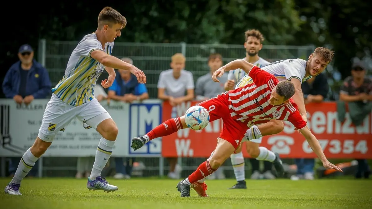 Buchs Manuel Schrapp (rot) versucht sich in der Abwehr des SSV Ehingen-Süd durchzusetzen. Ihm gelang später das 1:1.
Fußball, WFV-Pokal TSV Buch (rot) - Ehingen Süd (weiss) - 9 rot