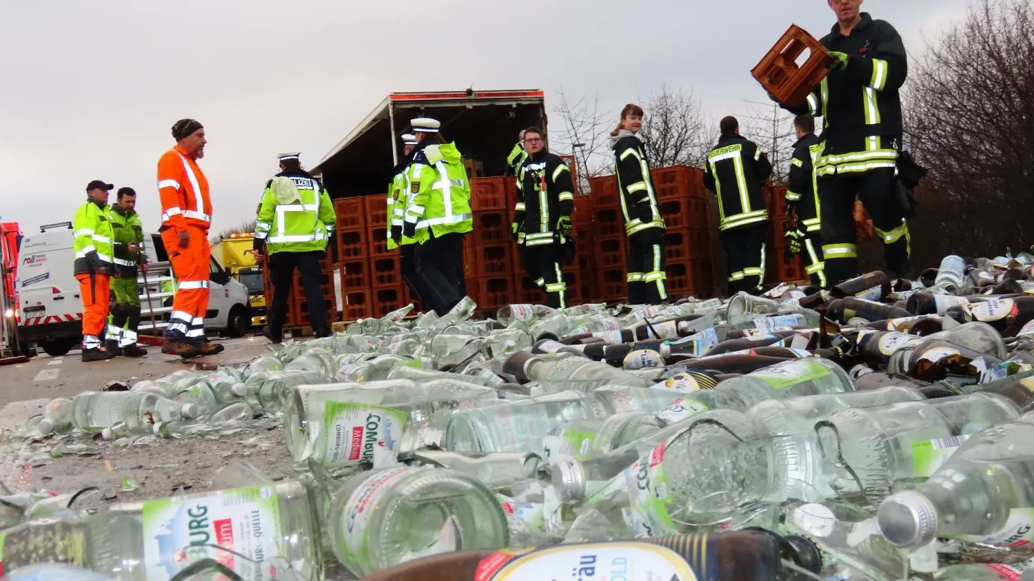 Die Feuerwehr ist mit neun Einsatzkräften und zwei Fahrzeugen stundenlang im Einsatz.