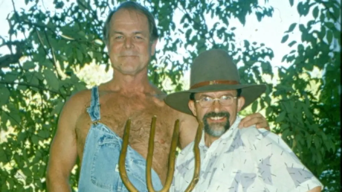 Am 12. September 2001, einen Tag nach dem Terroranschlag in New Yppork, wurde dieses Foto in Louisville/Kentucky aufgenommen. Es zeigt den Haigerlocher Heinz. E. Hennige (rechts) und seinen Vetter David Stengel. Den Beiden war noch zum Spaßen zumute; sie hatten sich als typisch amerikanische Hinterwäldler verkleidet. David Stengel zu der Zeit ein hoch angesehener Staatsanwalt in Louisville.