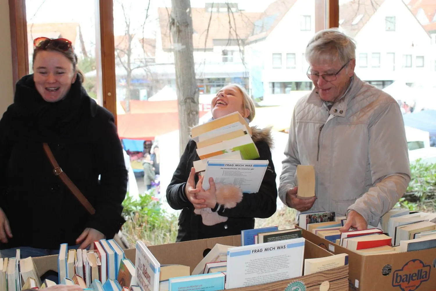 Ha, jede Menge tolle Bücher ergattert. Die gab es im Foyer der Hohenzollernhalle.