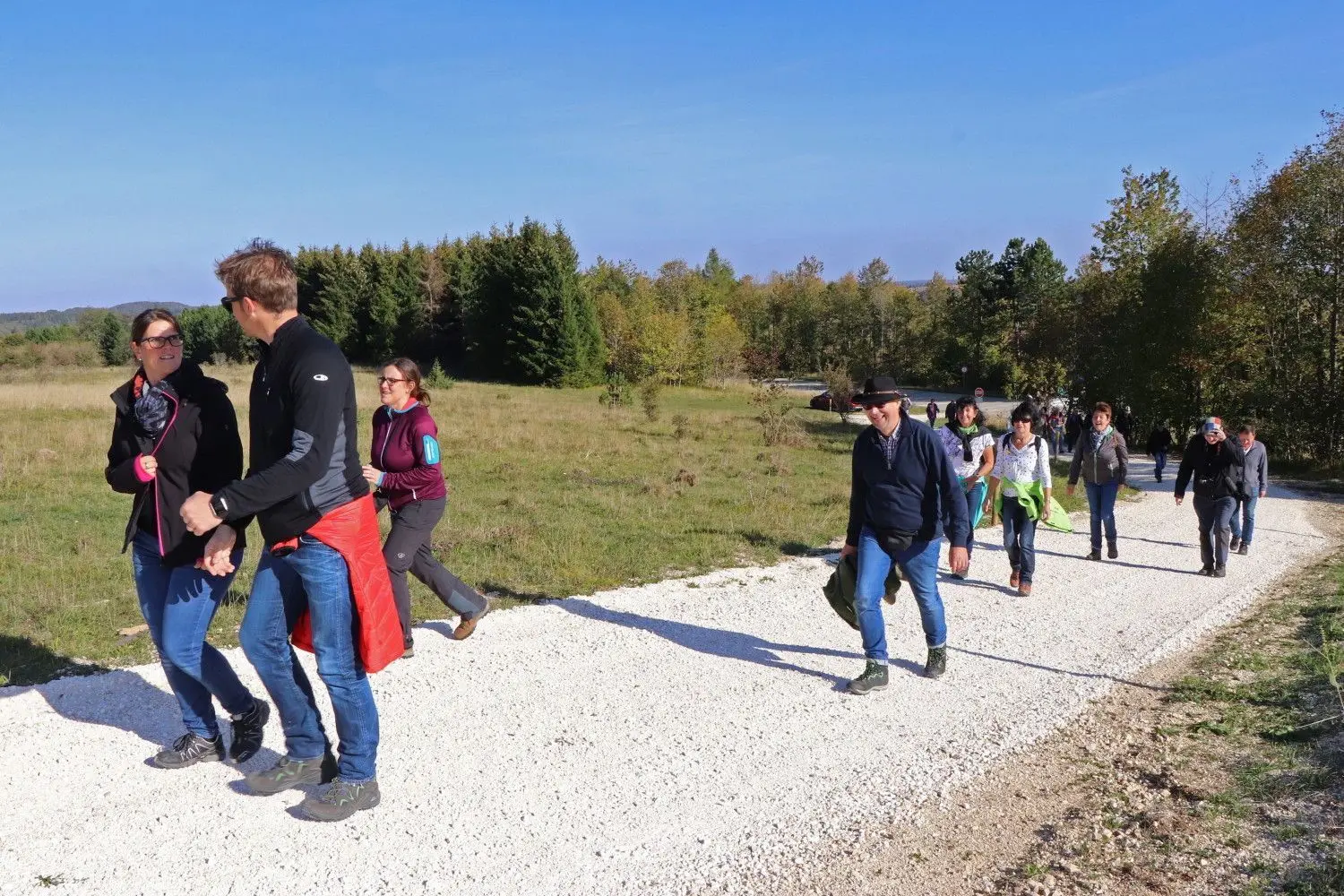 Fast am Ziel: 120 Wanderer nahmen am Gemarkungsrundgang in Magolsheim teil.