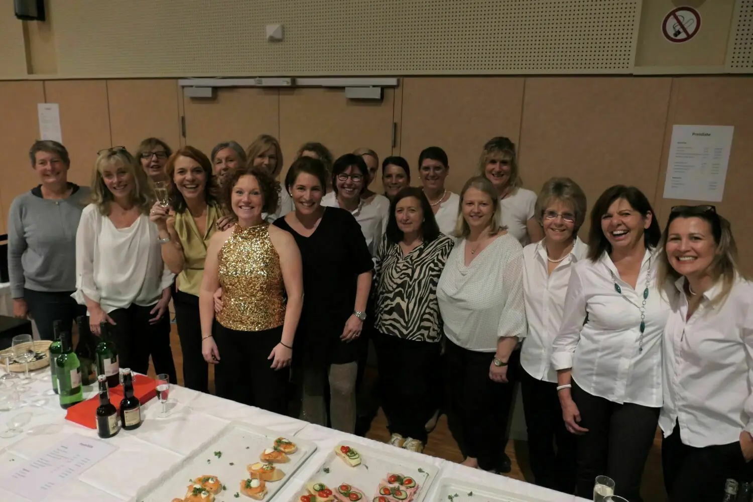 Sorgten zusammen für ein schönes Konzert und gute Atmosphäre: die Sängerinnen und das Catering-Team des Tennisvereins.⇥