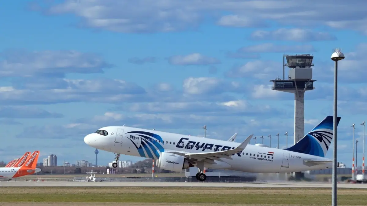 Der Flughafen BER in Schönefeld sorgt in der Region für Zuzug und mehr Jobs. Die betroffenen Gemeinden wollen, dass ihre Infrastruktur mit dem Wachstum Schritt hält.
Ein Airbus A 320 neo der Fluggesellschaft EgyptAir startet vor der Kulisse des Tower von der Startbahn Süd des Flughafens Berlin Brandenburg „Willy Brandt“. Links parken Flugzeuge der Airline EasyJet. Seit Anfang April 2021 werden im monatlichen Wechsel beide Start- und Landebahnen genutzt, um die Fluglärmbelastung in der Region gleichmässiger zu verteilen. +++ dpa-Bildfunk +++