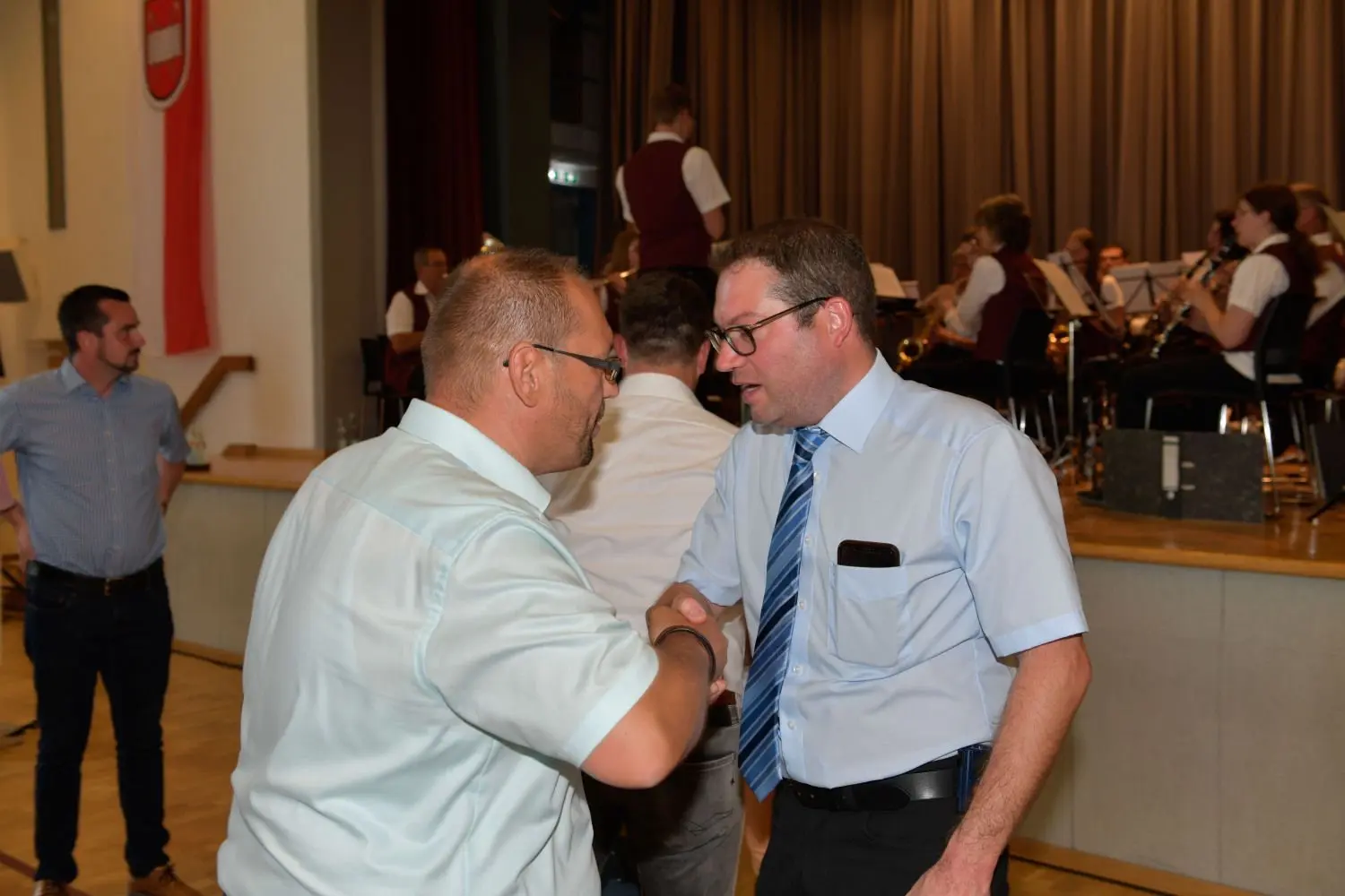 Markus Bock gratuliert Frank Zimmermann. Der Sulzbach-Laufener Bürgermeister tritt am 17. Juli als einziger Bewerber an.⇥