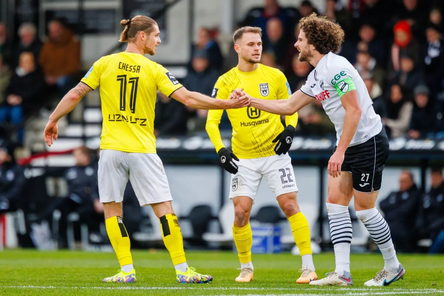 Auf der Überholspur: Der SSV Ulm 1846 Fußball (in gelb-weiß) hat beim SC Verl mit 3:0 gewonnen und sichert sich zum Abschluss der Hinrunde den dritten Tabellenplatz.