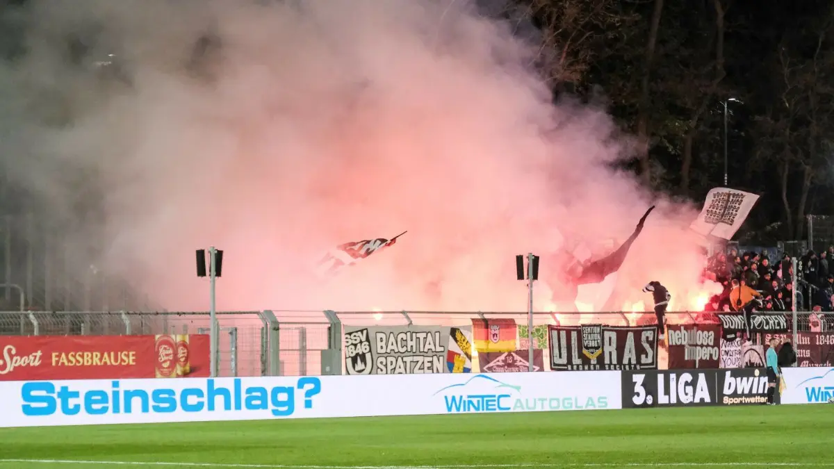 Rund 500 Fans haben den SSV Ulm 1846 Fußball am Samstag nach Köln begleitet und dort angefeuert. Nach dem Spiel soll es zu rassistischen Beleidigungen und Gewaltandrohung durch mehrere Personen mit Ulmer Fankleidung gekommen sein.
Bengalische Feuer und Rauchentwicklung im Block der Fans aus Ulm,
GER, Viktoria Koeln vs SSV Ulm 1846,
Fussball, 3. Bundesliga, 17. Spieltag, Saison 2023/2024, 02.12.2023
DFB/DFL REGULATIONS PROHIBIT ANY USE OF PHOTOGRAPHS AS IMAGE SEQUENCES AND/OR QUASI-VIDEO
Foto: Eibner-Pressefoto/Florian Wiegand