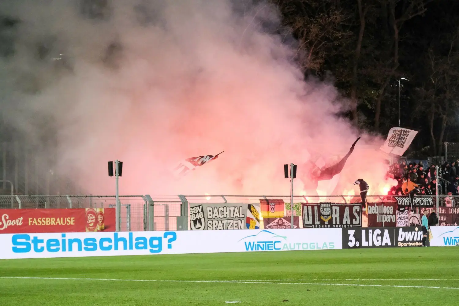 Rund 500 Fans haben den SSV Ulm 1846 Fußball am Samstag nach Köln begleitet und dort angefeuert. Nach dem Spiel soll es zu rassistischen Beleidigungen und Gewaltandrohung durch mehrere Personen mit Ulmer Fankleidung gekommen sein.