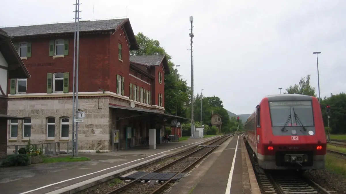 In Schelklingen hat der Zug nicht gehalten. ⇥ Foto: Hacker
Bahnhofsgebäude in Schelklingen