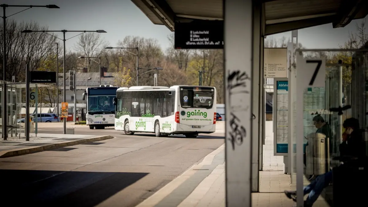 Kaum was los am Neu-Ulmer Busbahnhof: Die geringe Nachfrage macht den Verkehrsunternehmen schwer zu schaffen.
Neu-Ulm - Bus Gairing in der Coronazeit