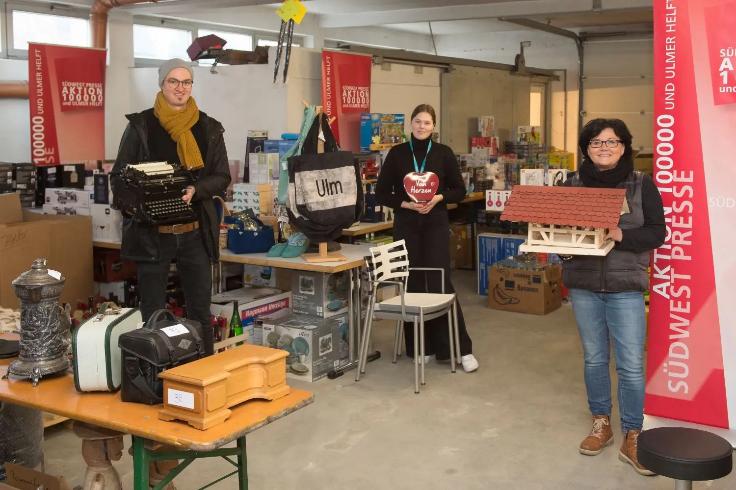 Alle Hände voll zu tun hatten die Aktionisten Chris Mertl, Hannah Siegl und Elke Faul  beim Ausgeben der ersteigerten Artikel.